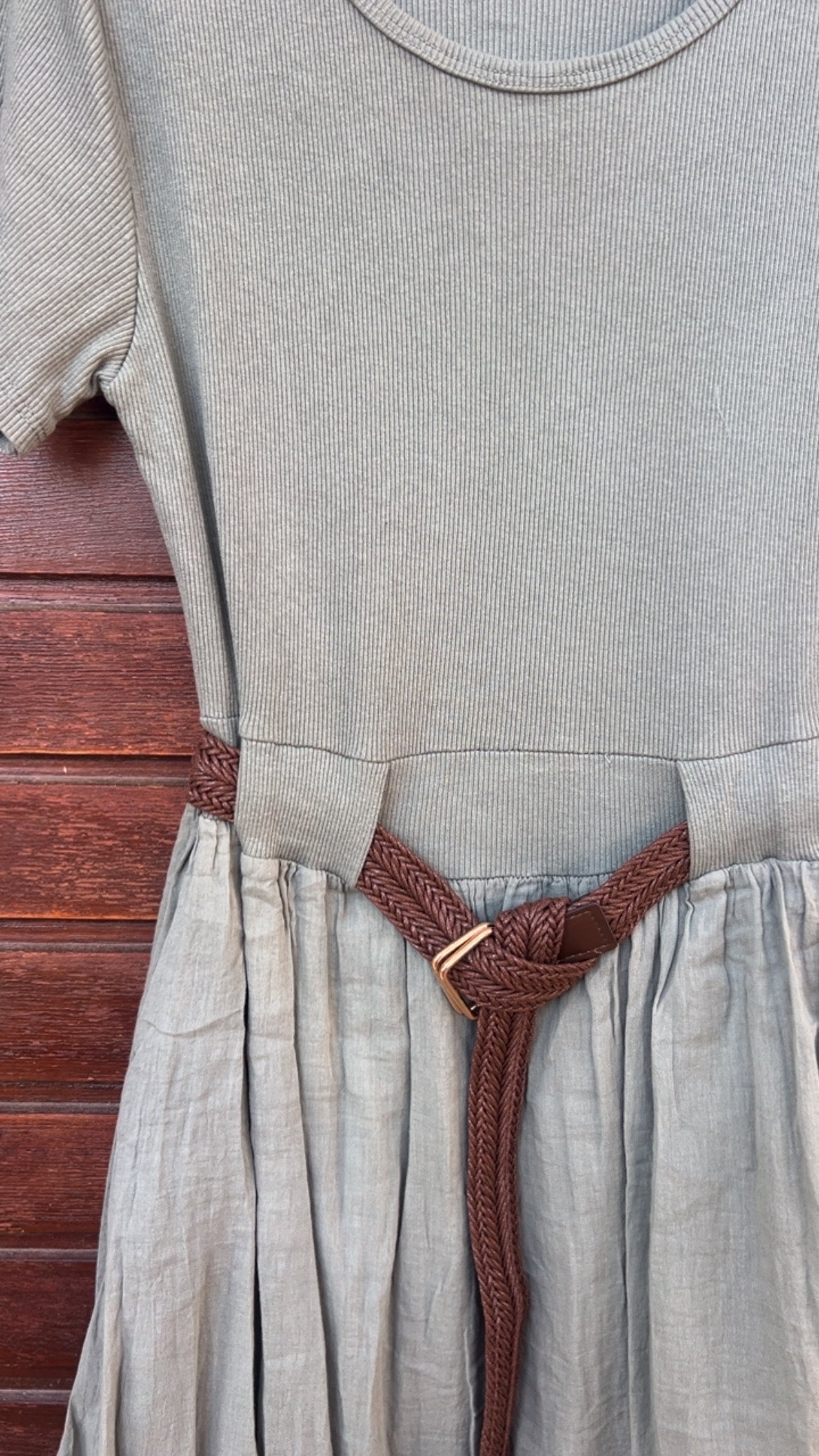 Vestido caki con cinturón