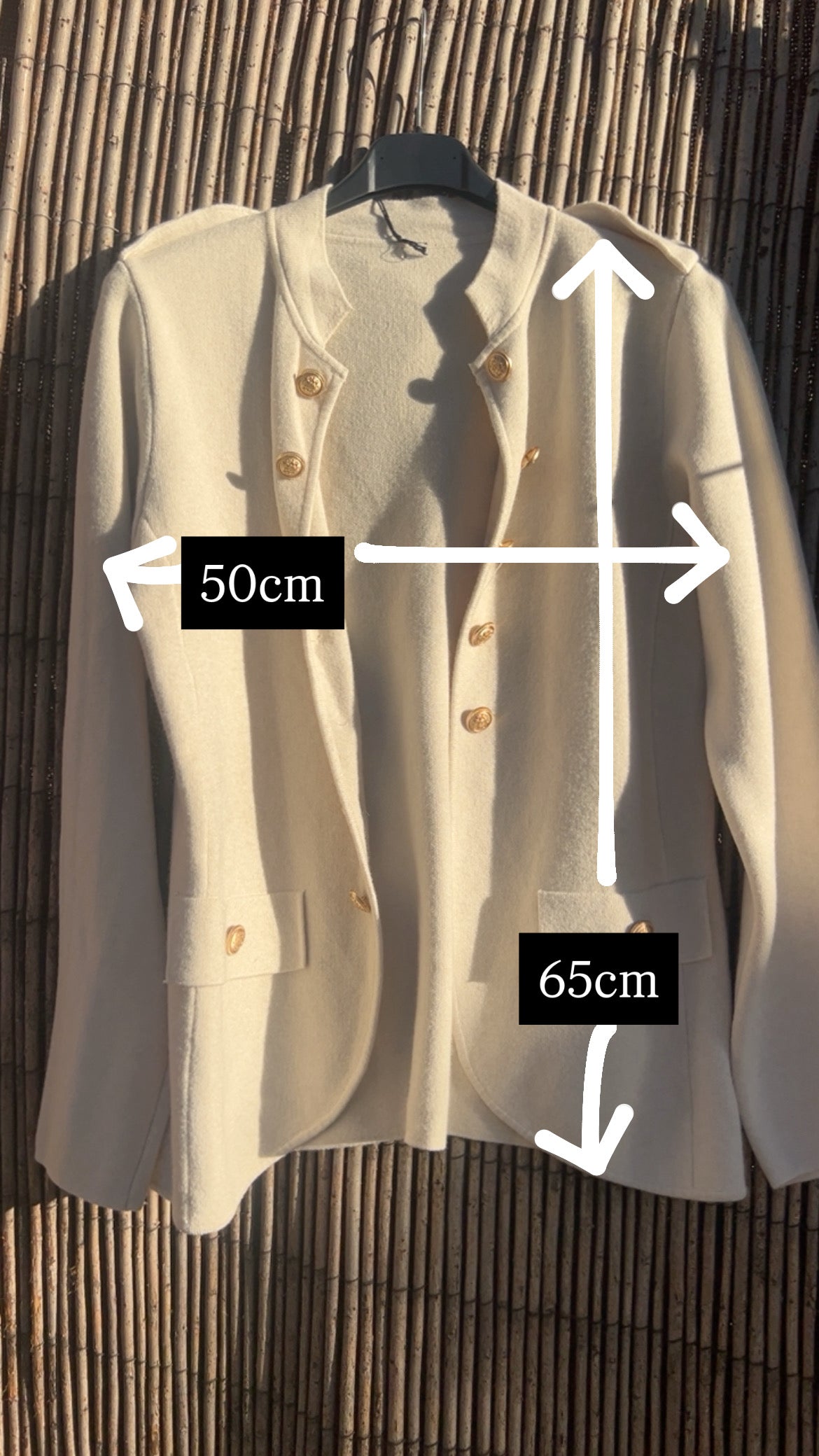 Chaqueta beige botones