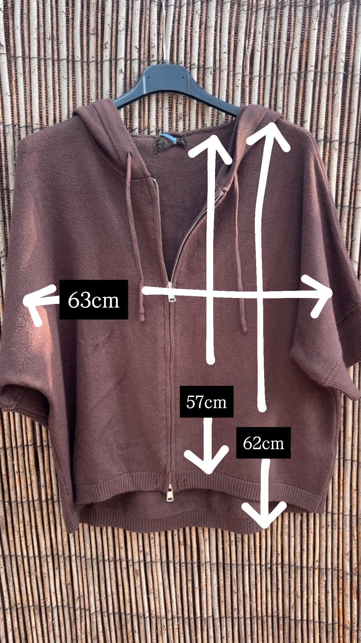 Chaqueta gris con capucha