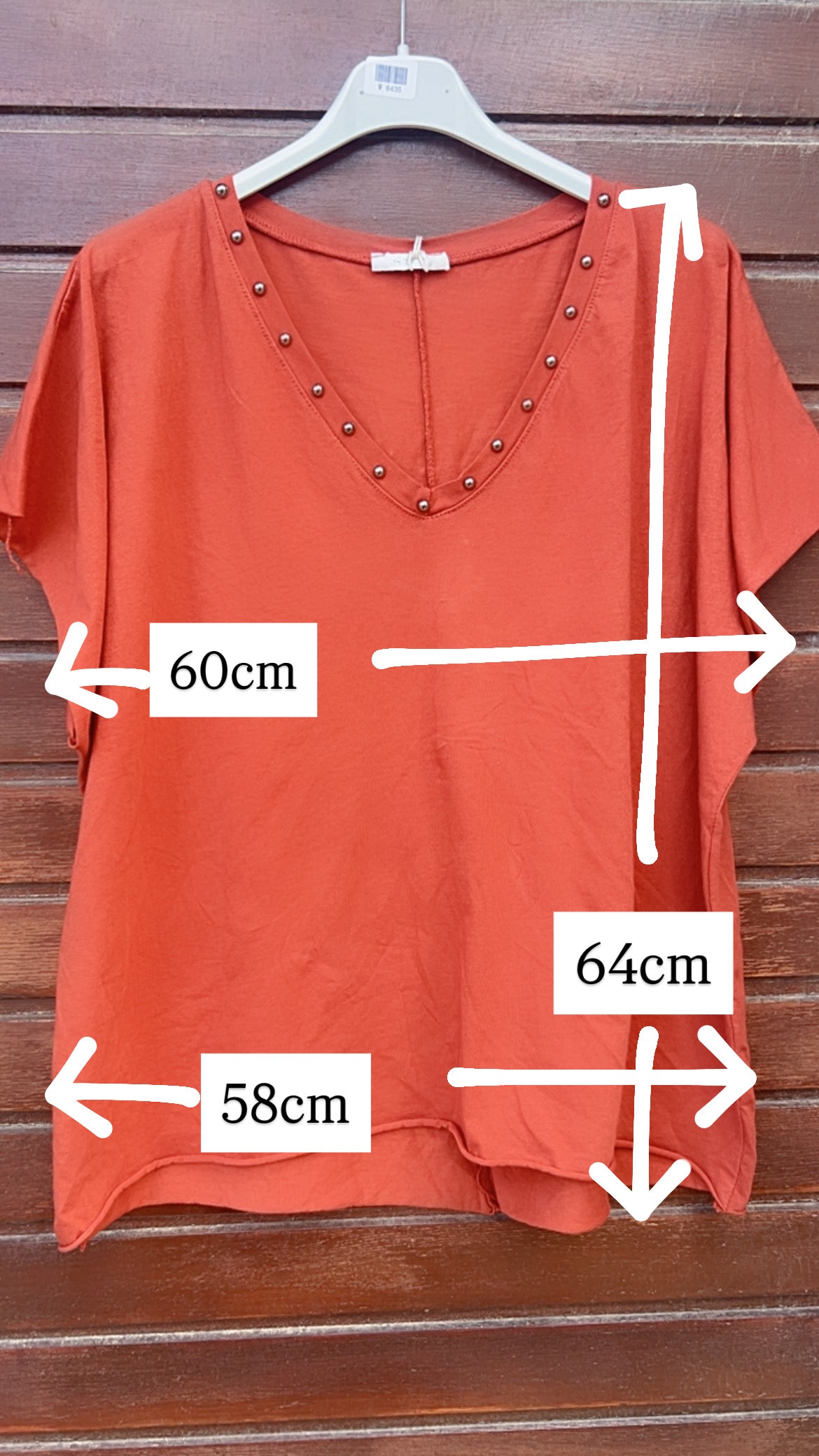 Camiseta marino tachuelas pico escote