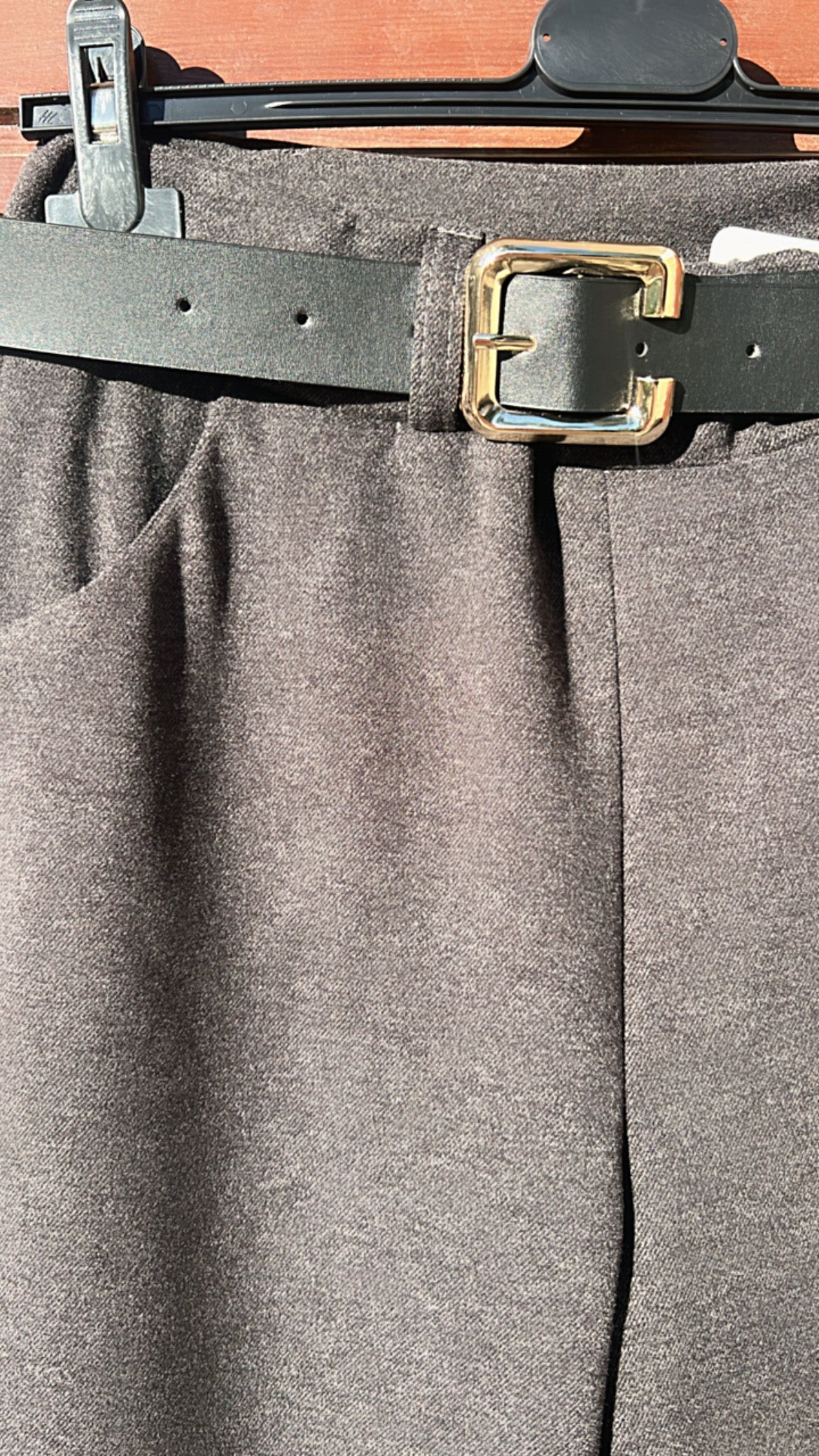 Pantalón gris con tallas