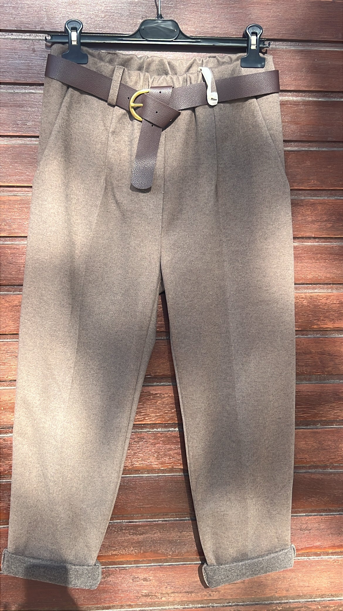 Pantalón pinzas cosidas taupe