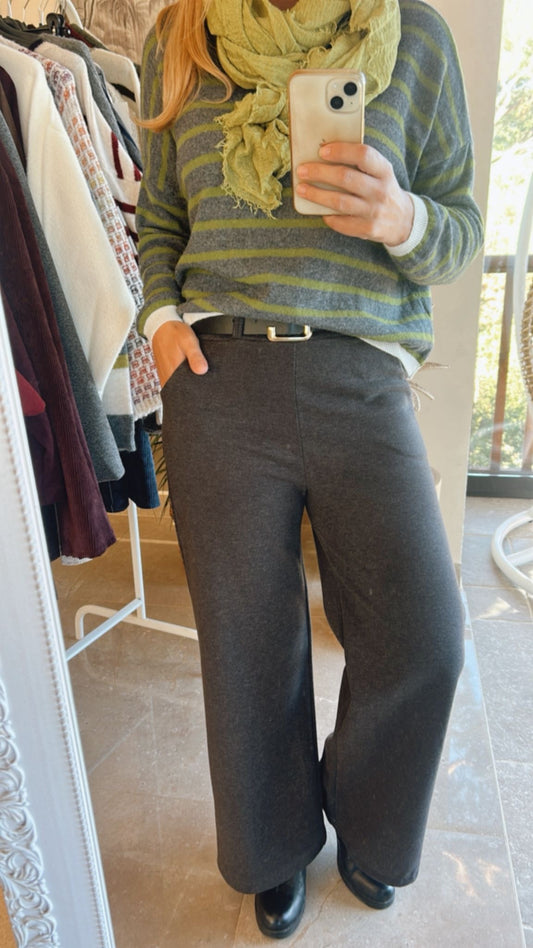 Pantalón gris con tallas