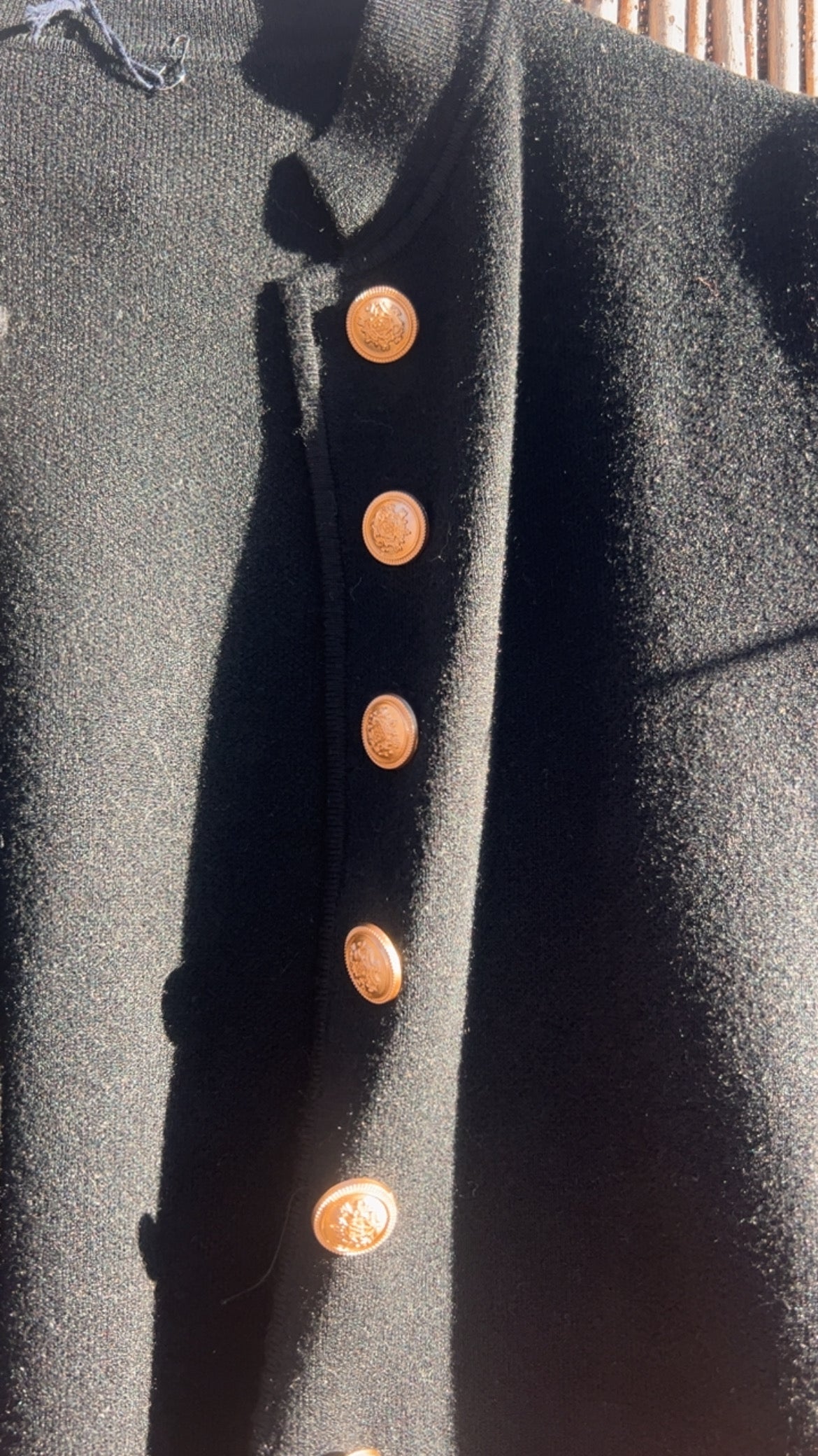 Chaqueta negra botones