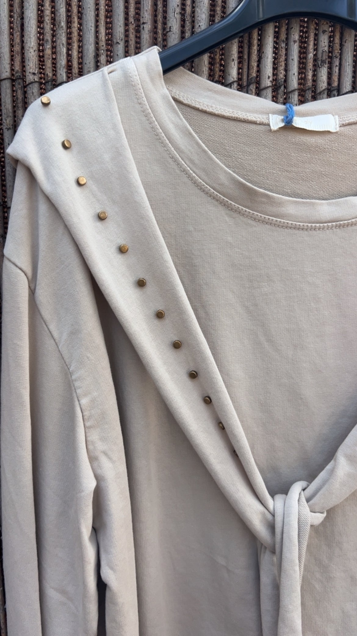Sudadera beige tachuelas