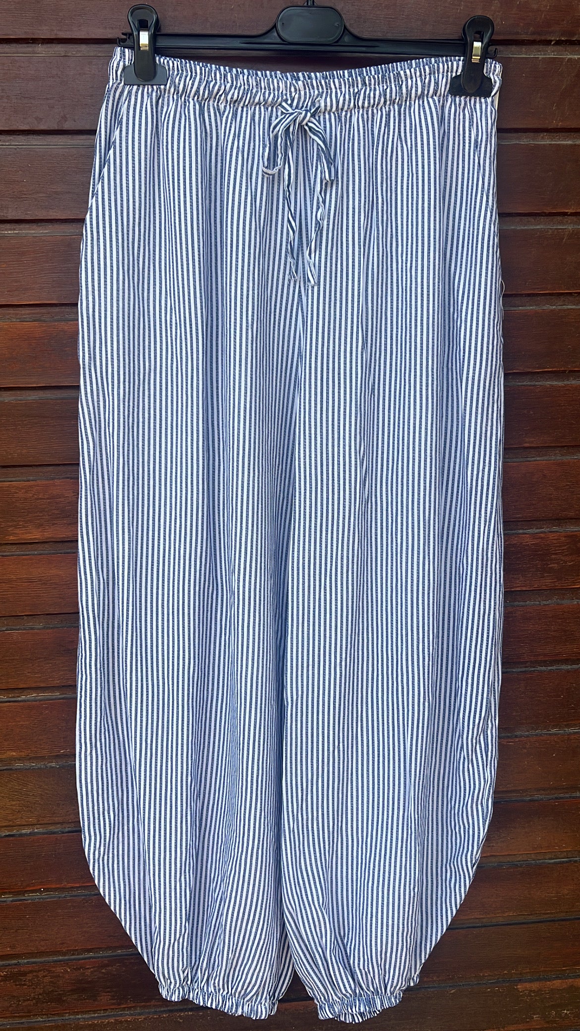 Pantalón bombacho blanco y marino