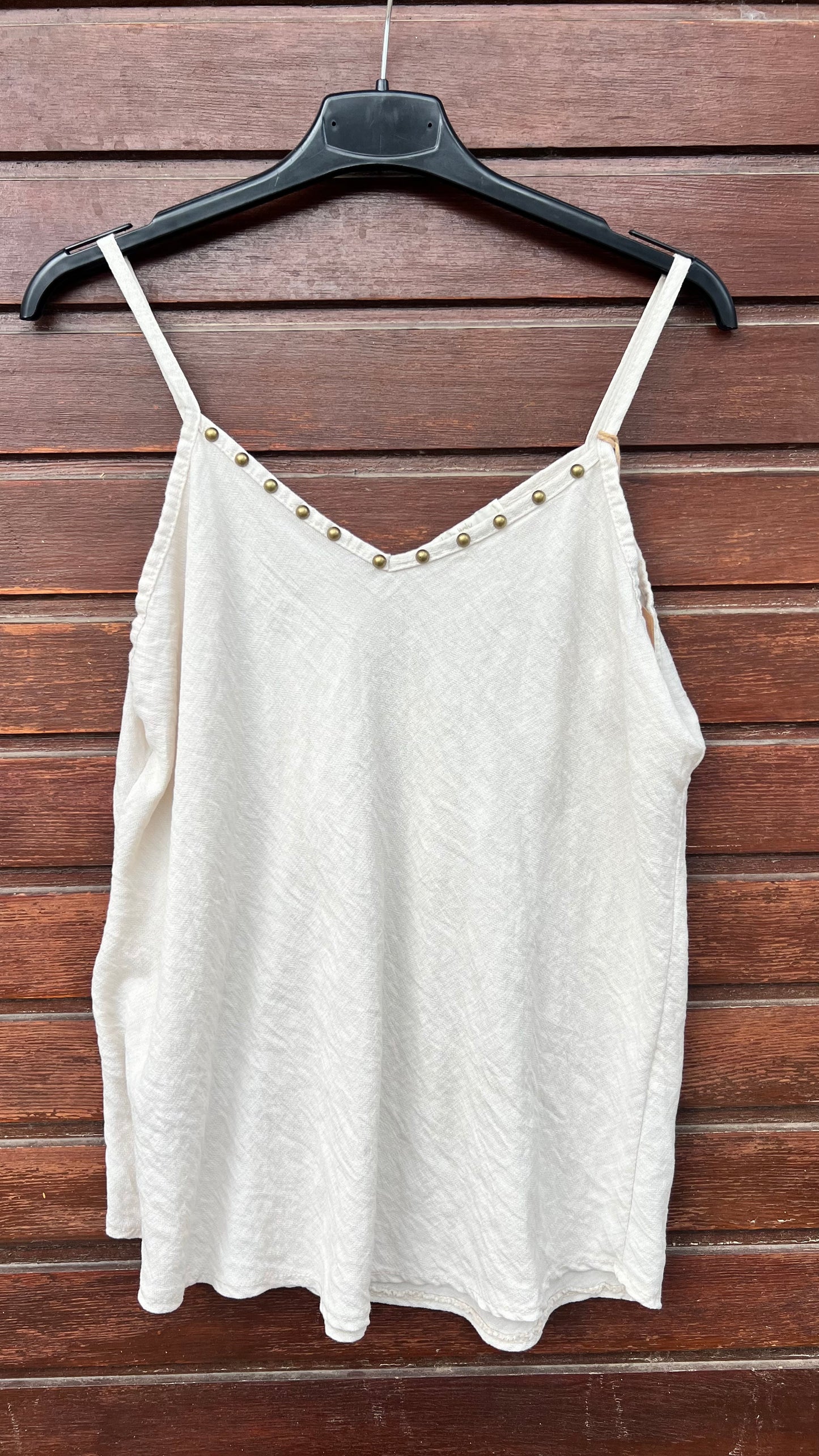 Top tachuelas beige