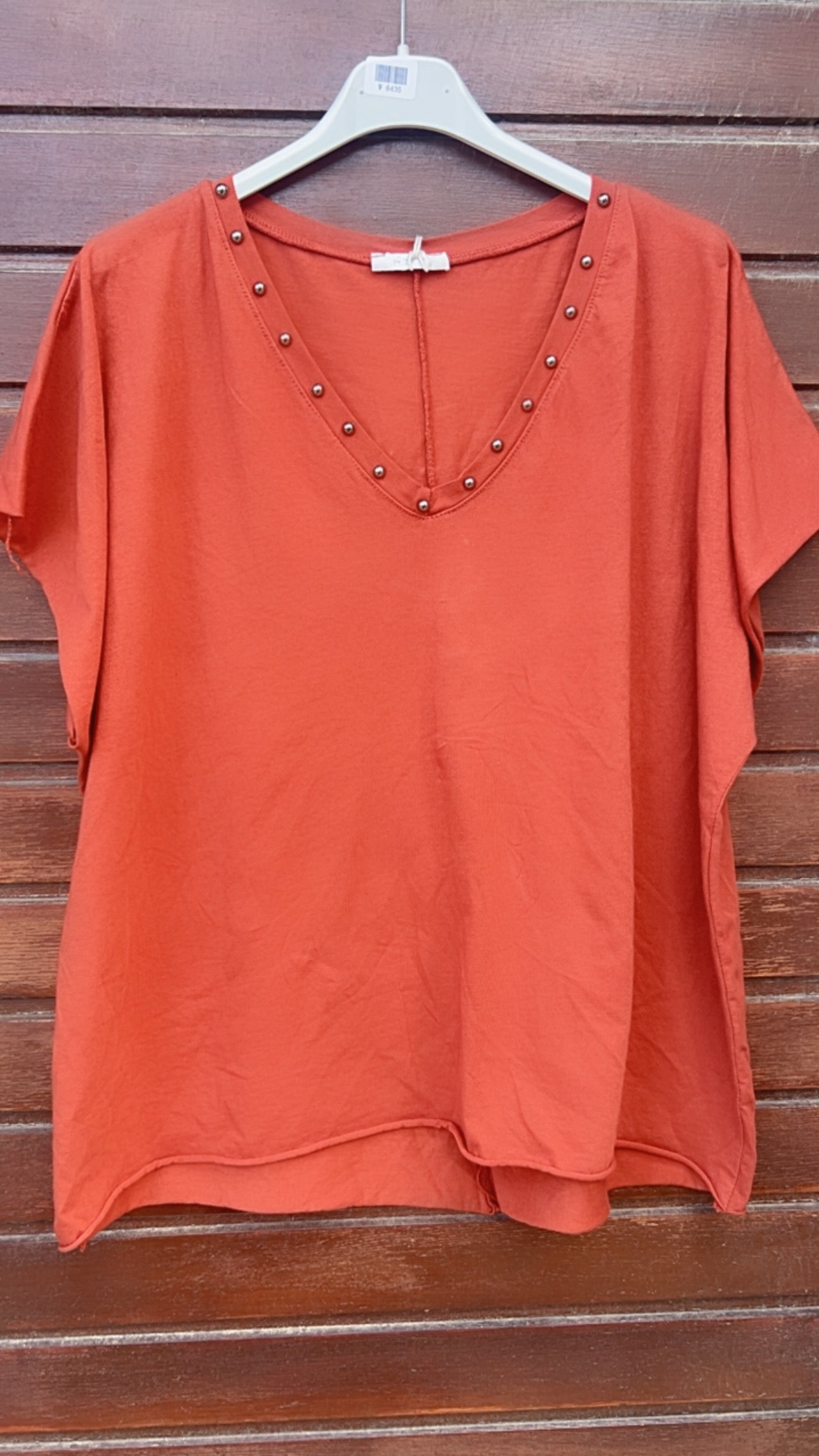 Camiseta teja tachuelas pico escote