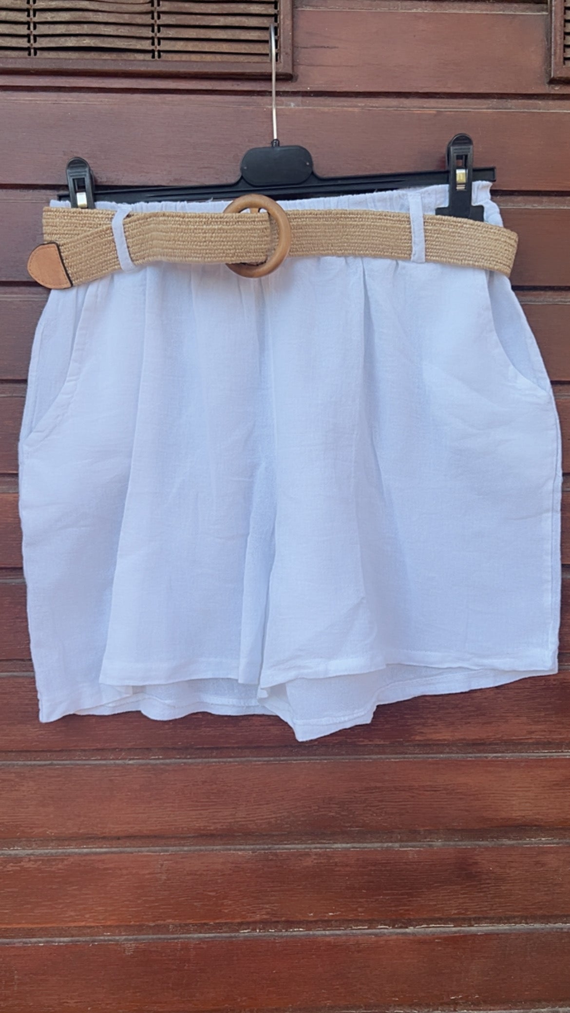 Pantalón blanco con cinturón