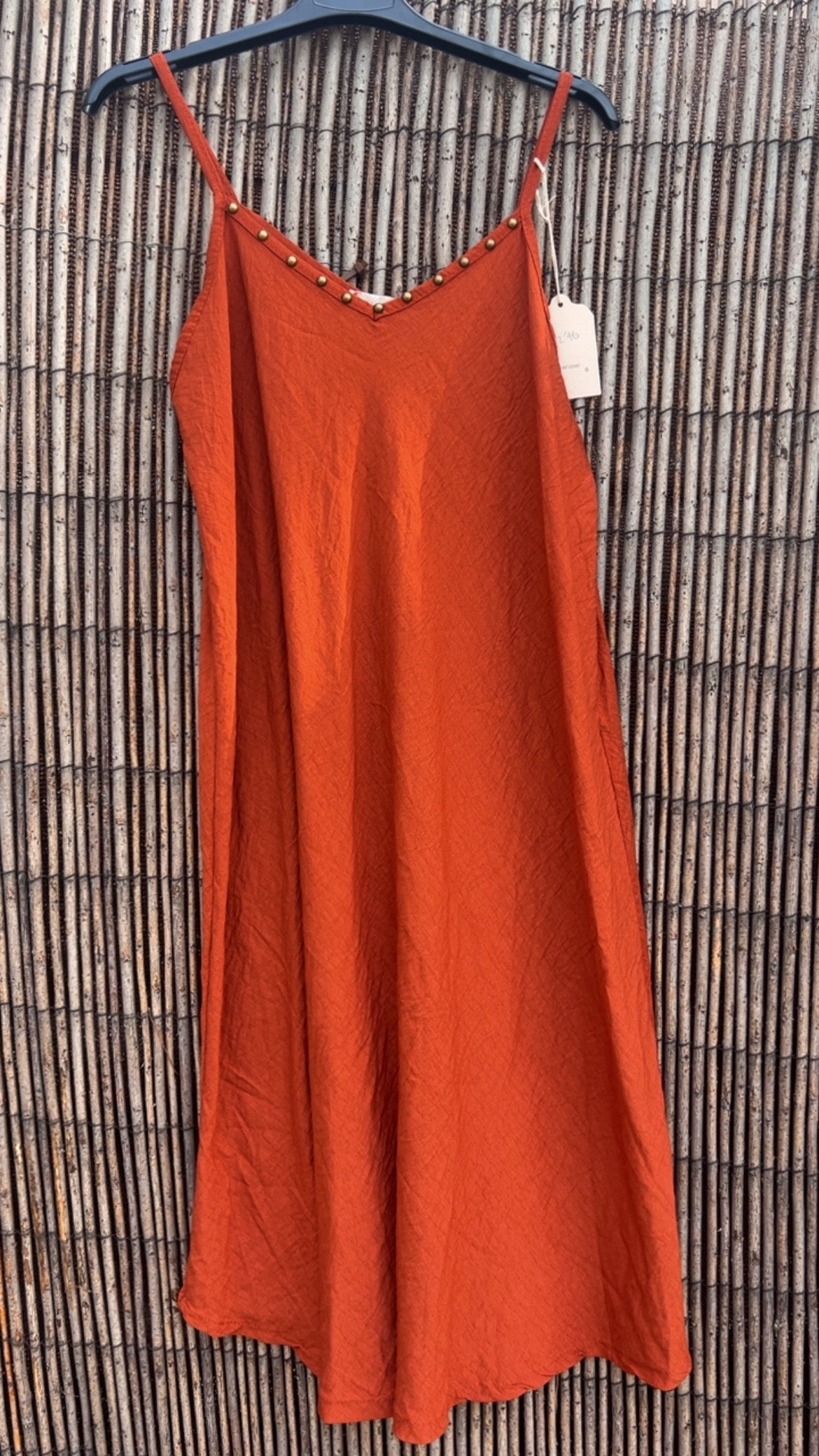 Vestido tachuelas teja