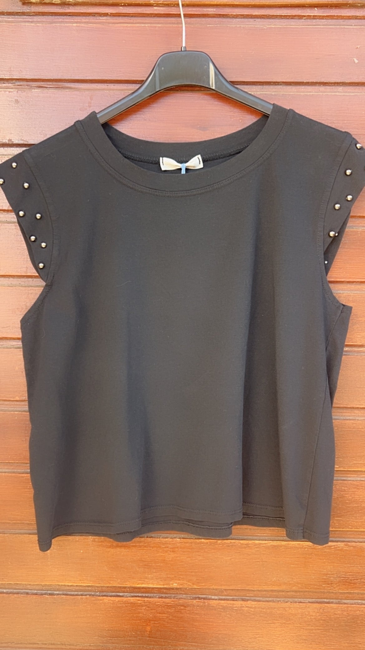 Camiseta corta tachuelas negro