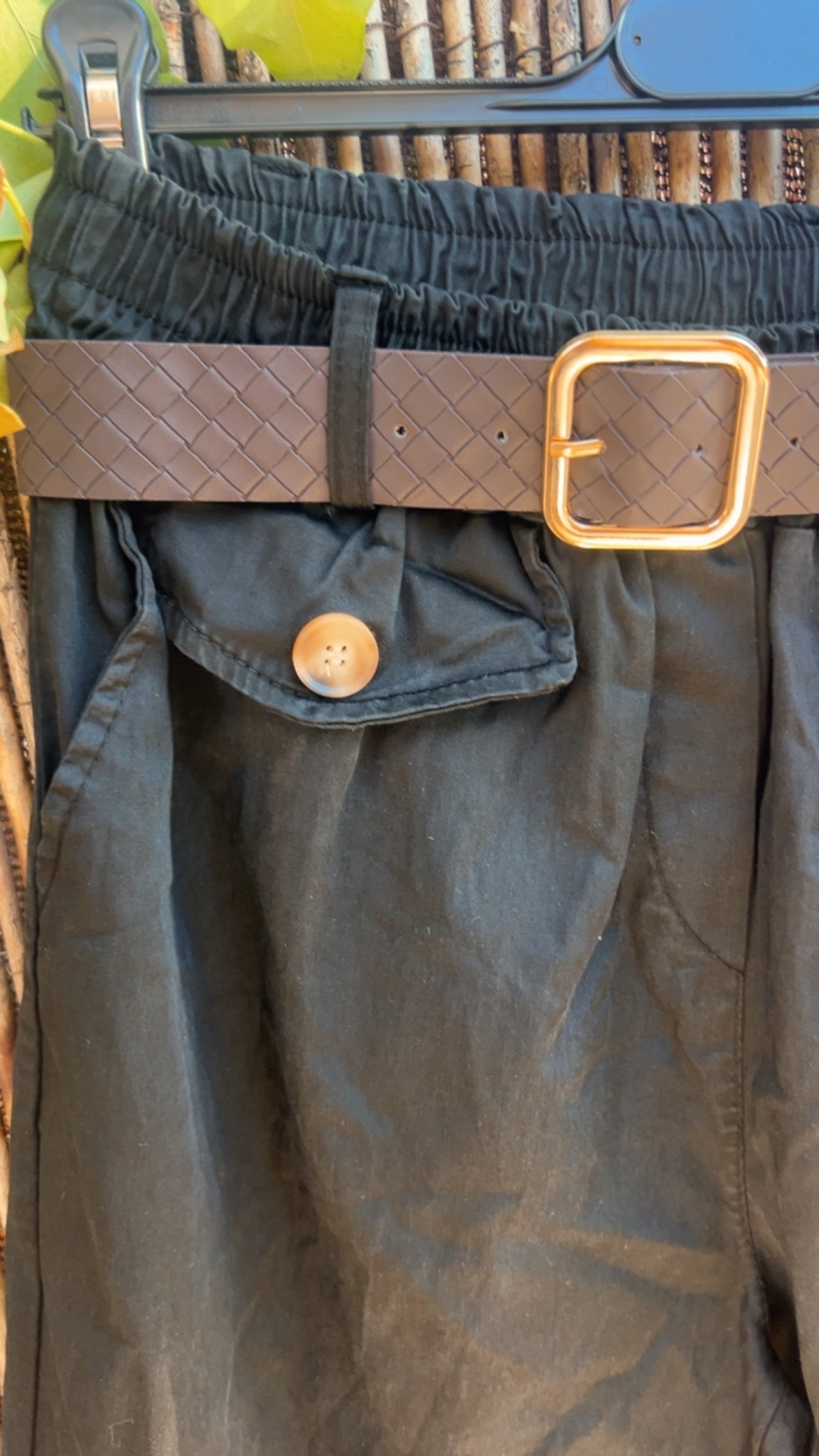 Jogger negro detalle bolsillo