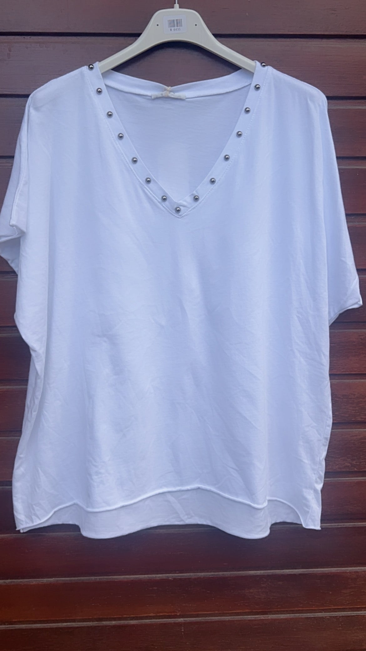 Camiseta blanca tachuelas pico escote