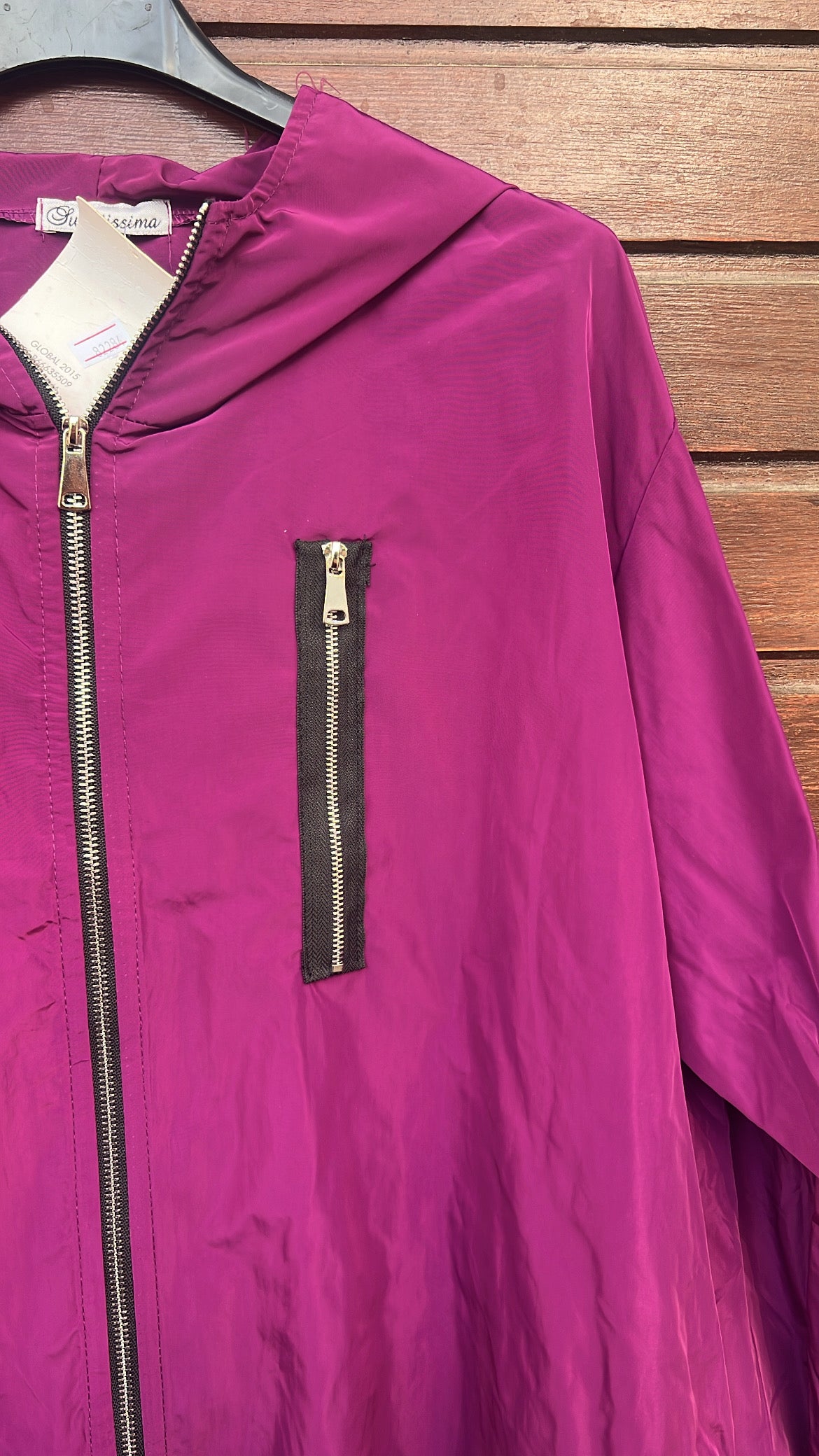 Chaqueta berenjena detalle cremallera