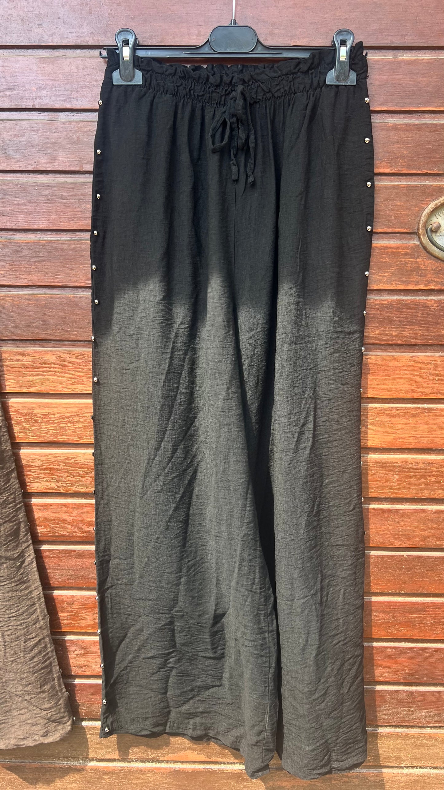 Pantalón tachuelas negro