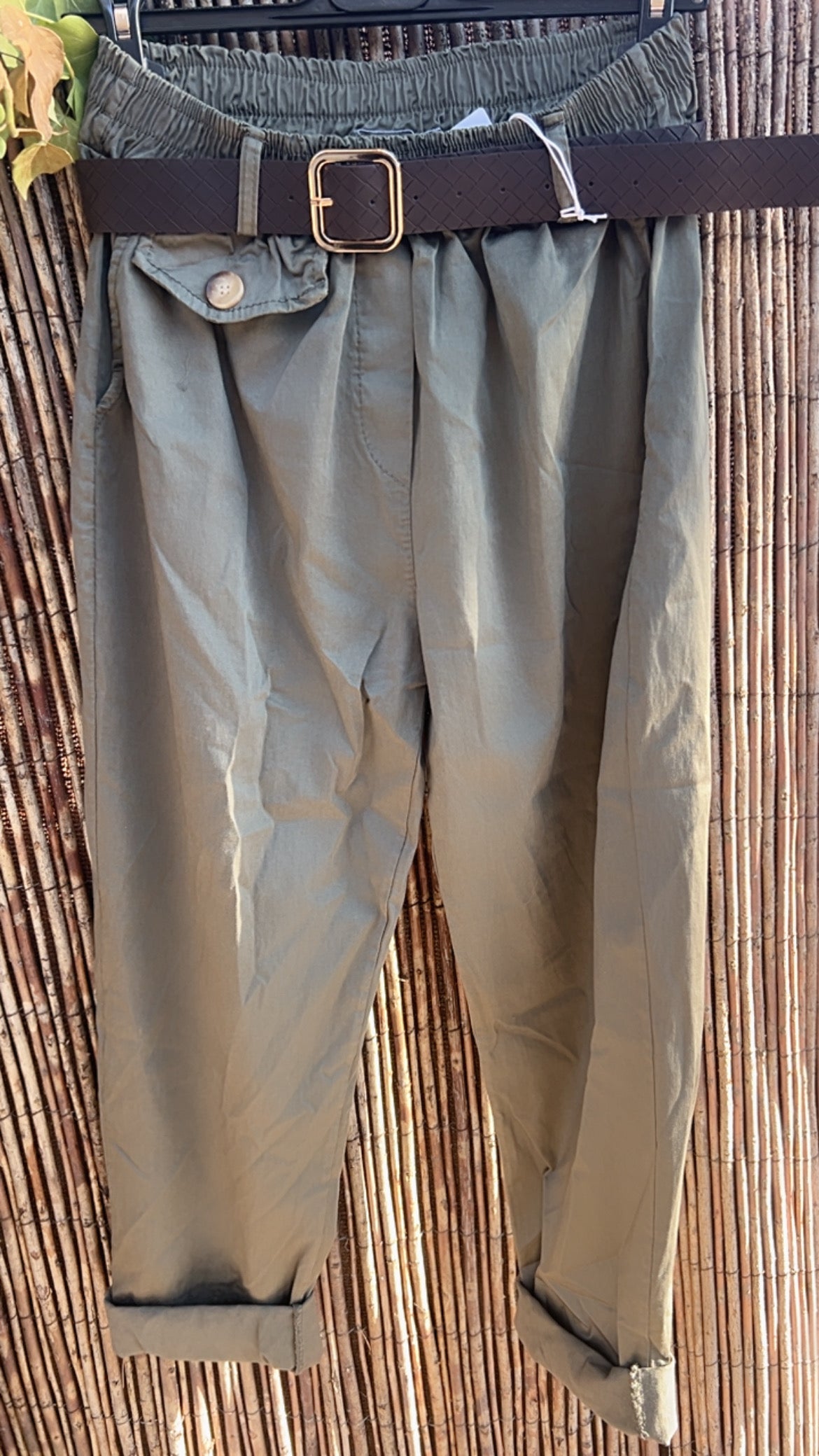 Jogger caki detalle bolsillo
