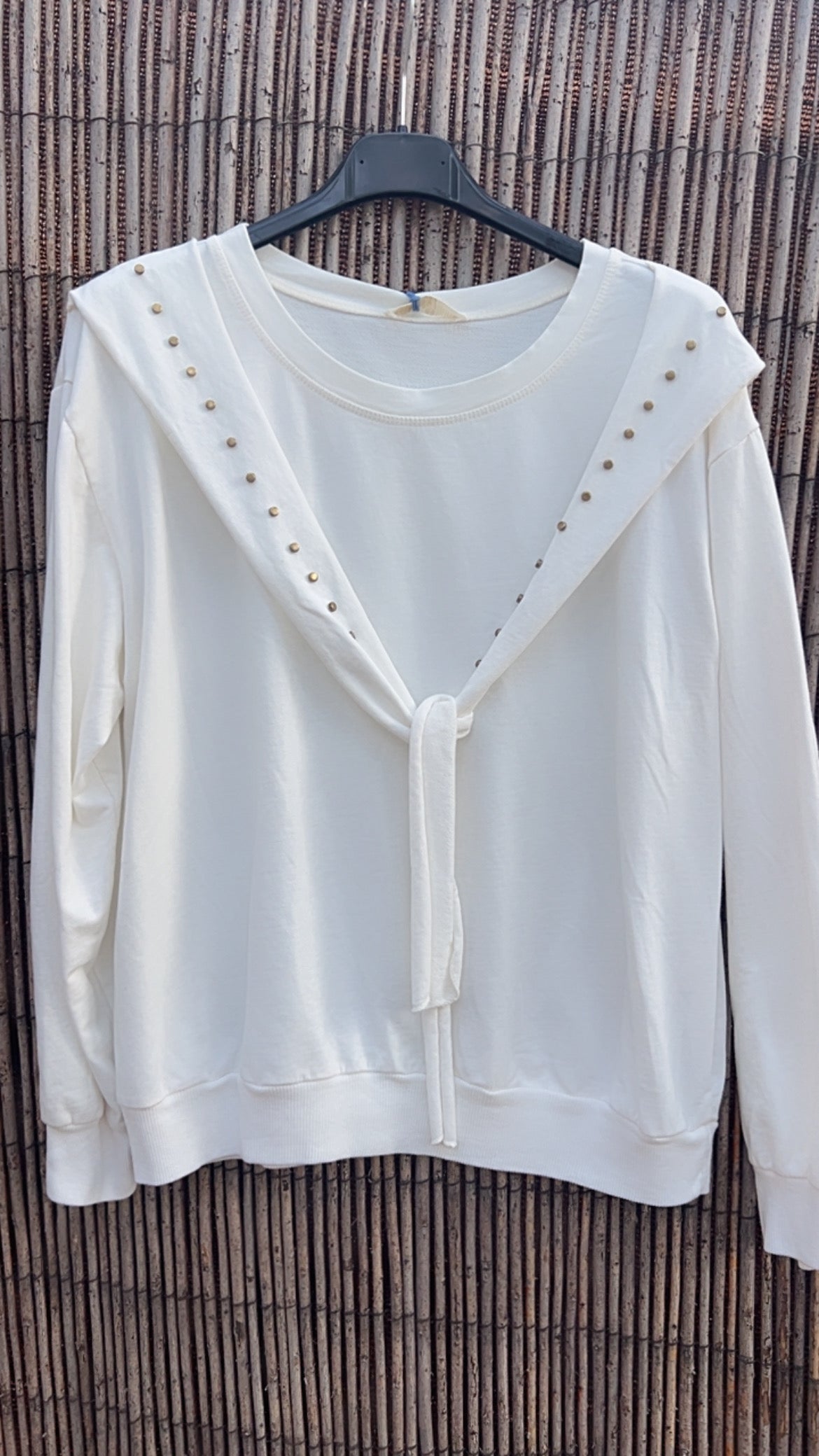 Sudadera tachuelas blanaca