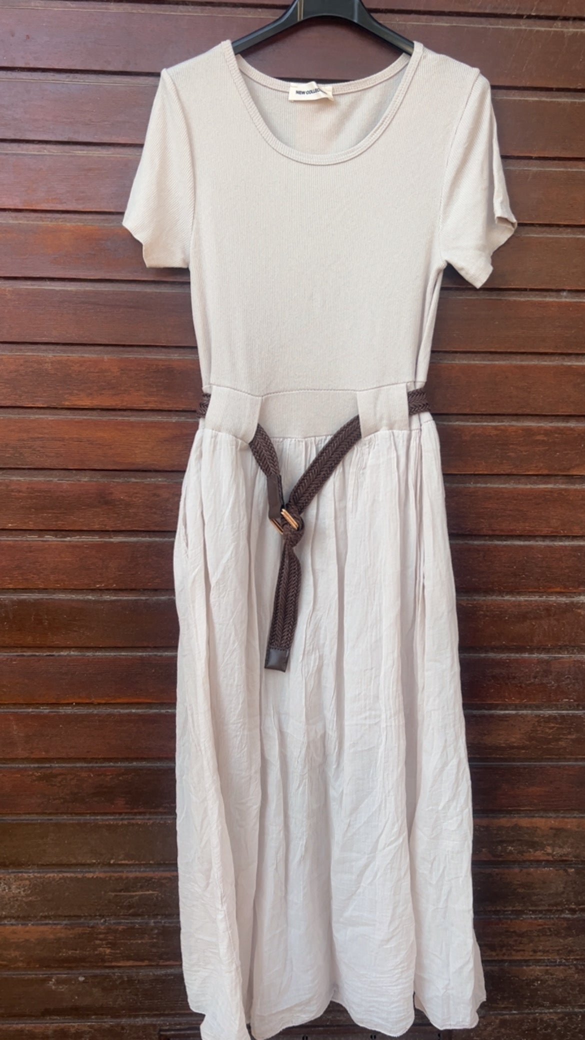 Vestido beige con cinturón