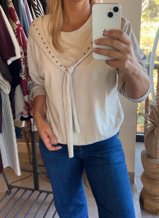 Sudadera beige tachuelas