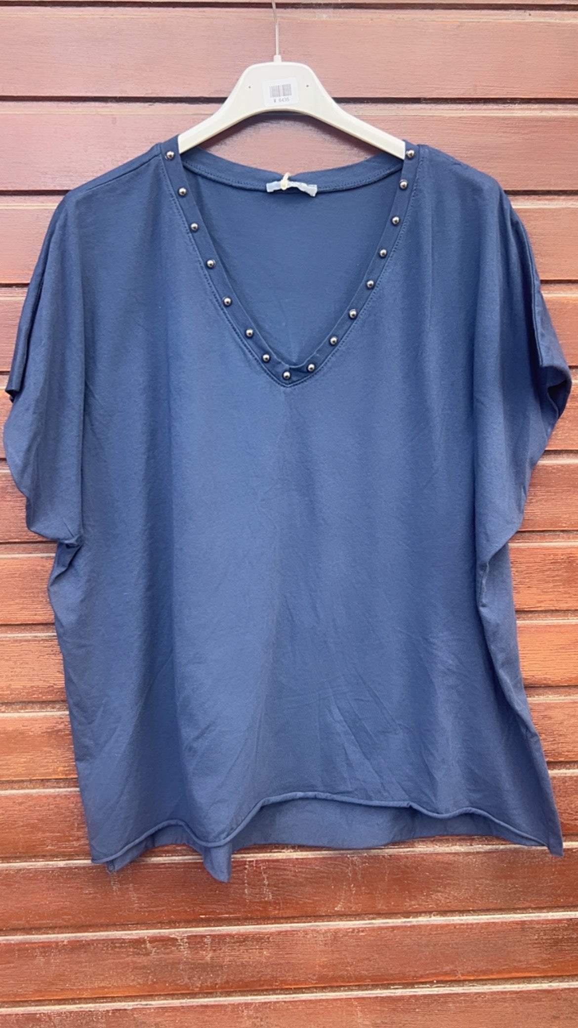 Camiseta marino tachuelas pico escote