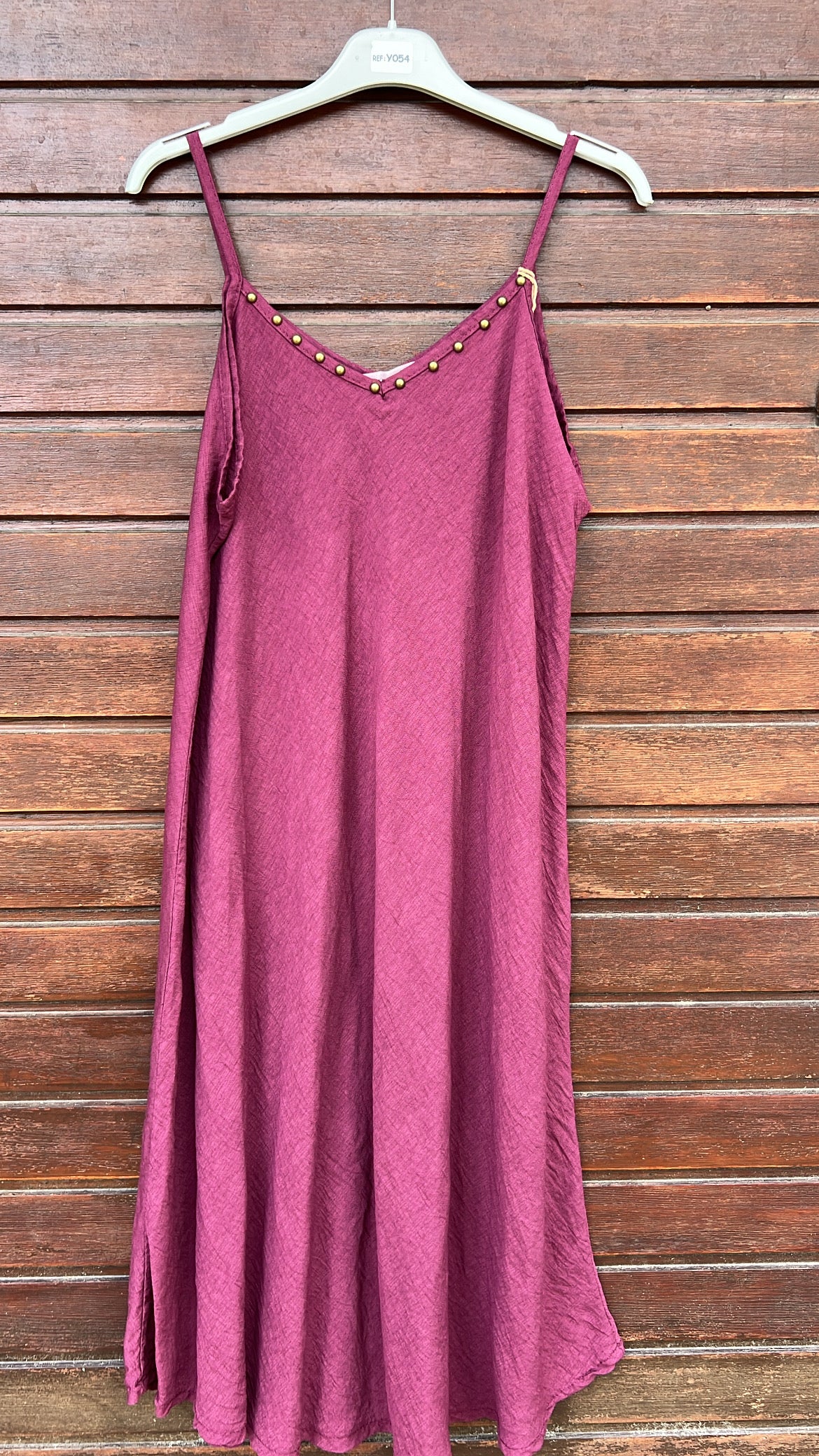 Vestido tachuelas burdeos