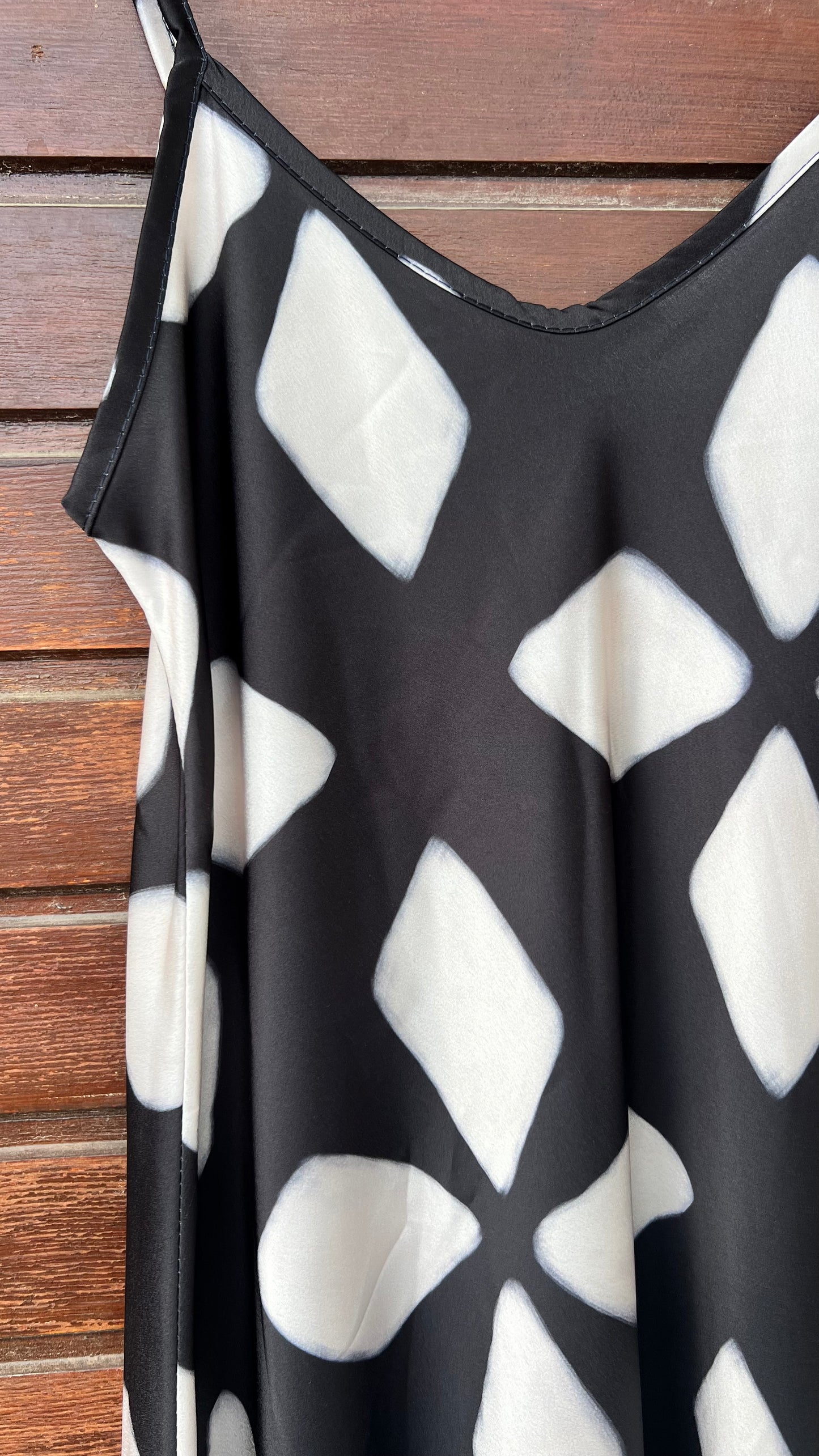 Vestido raso estampado negro y beige