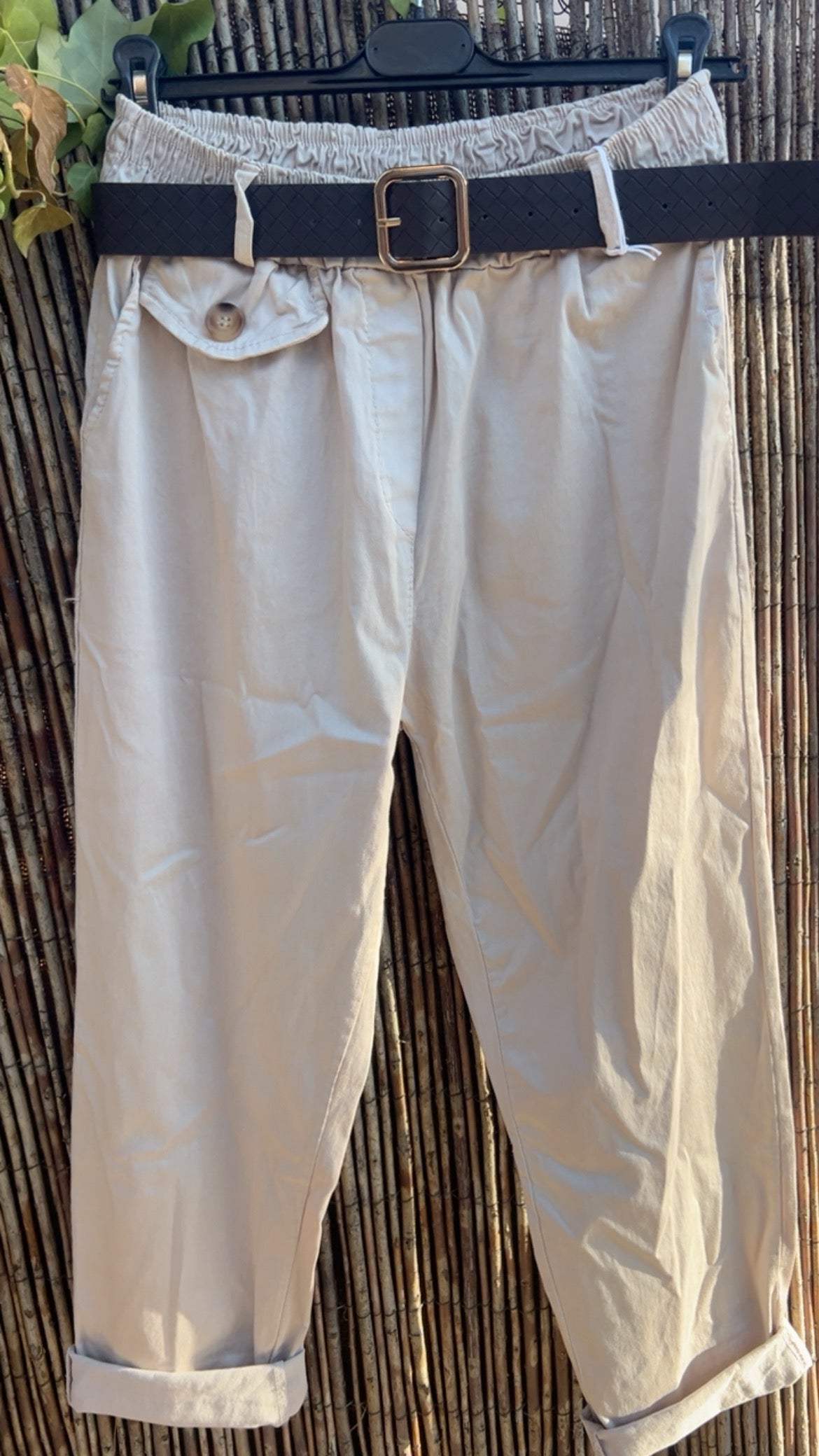 Jogger beige detalle bolsillo