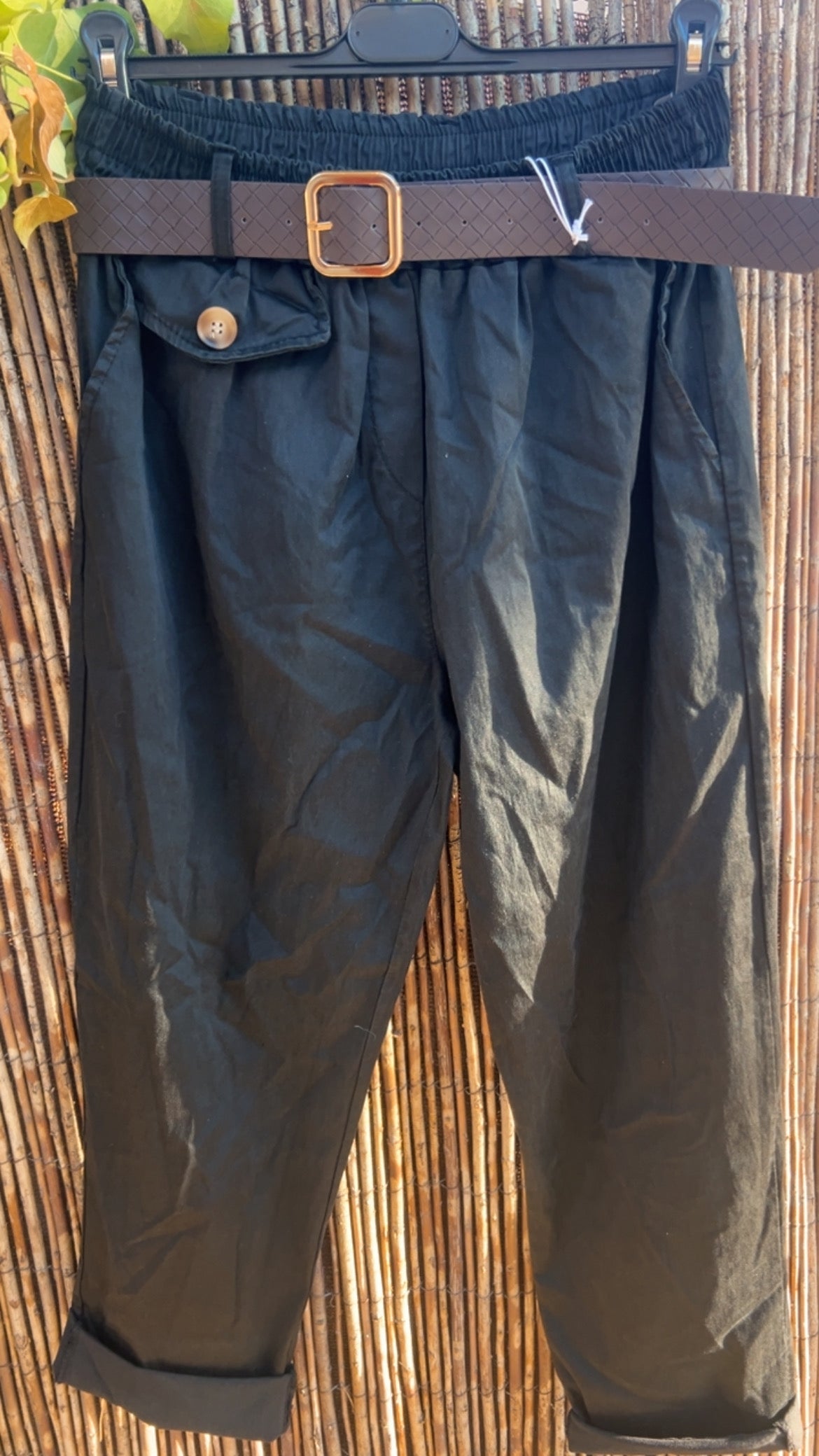 Jogger negro detalle bolsillo