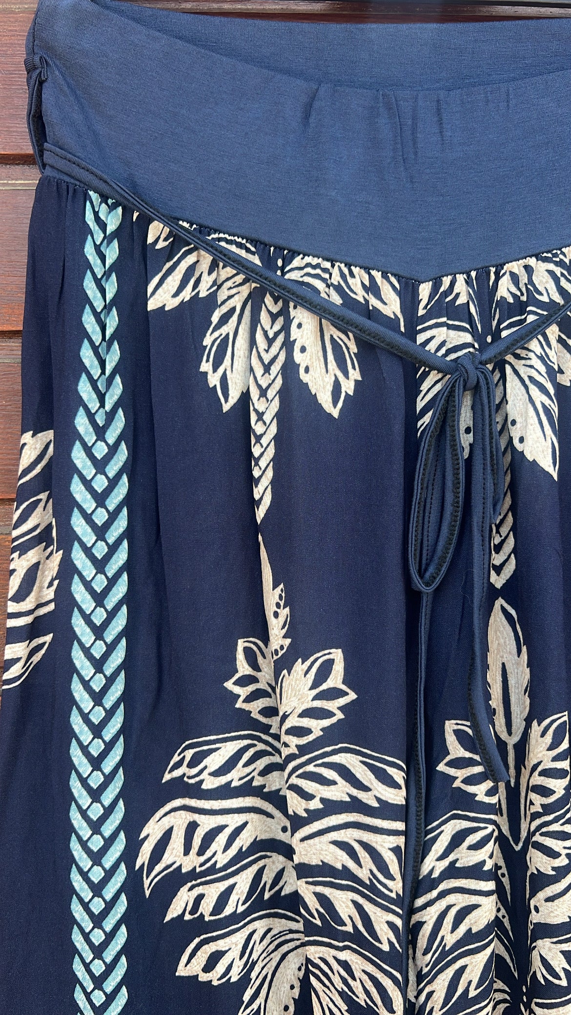 Pantalón estampado palmeras marino