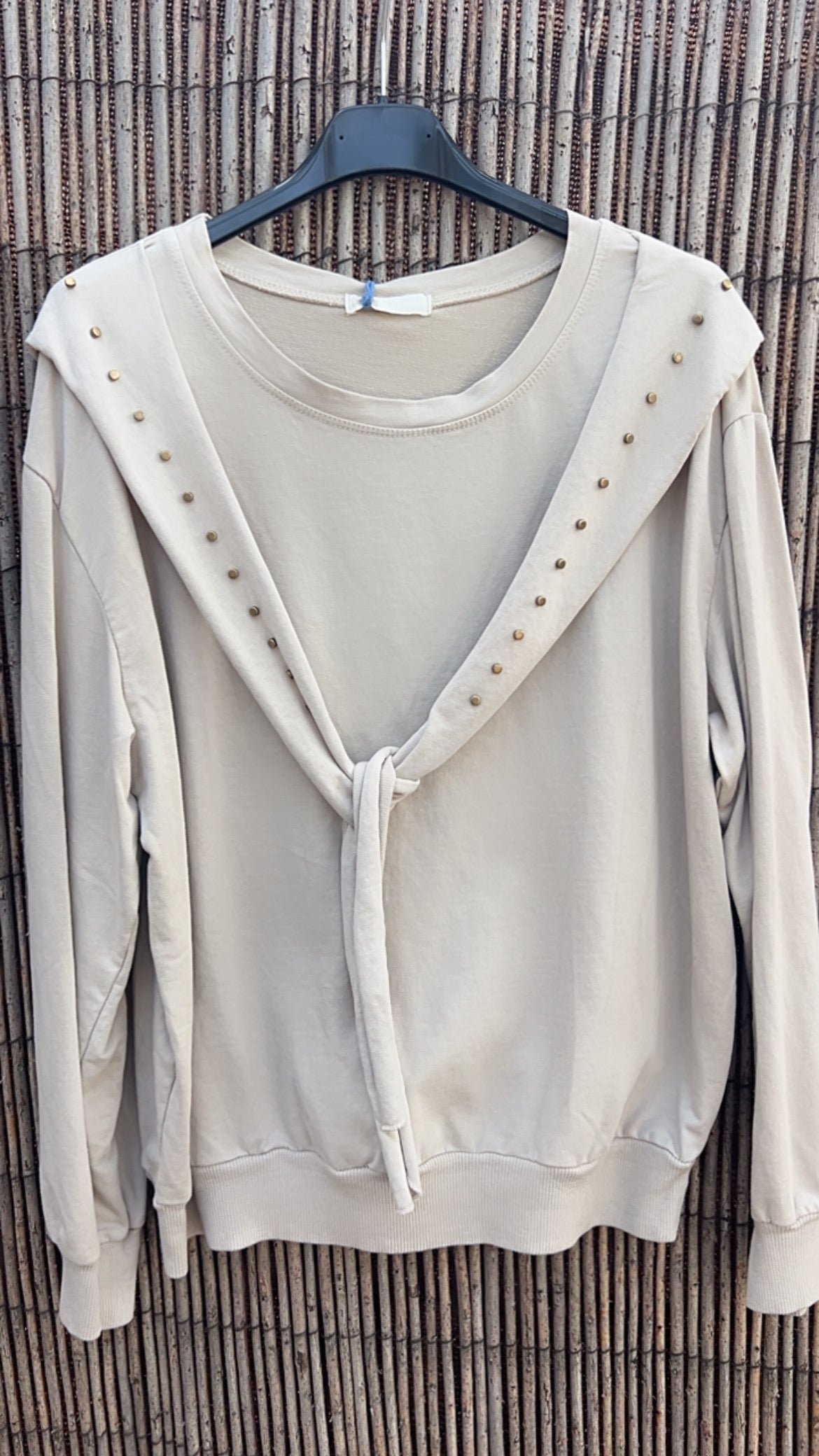 Sudadera beige tachuelas