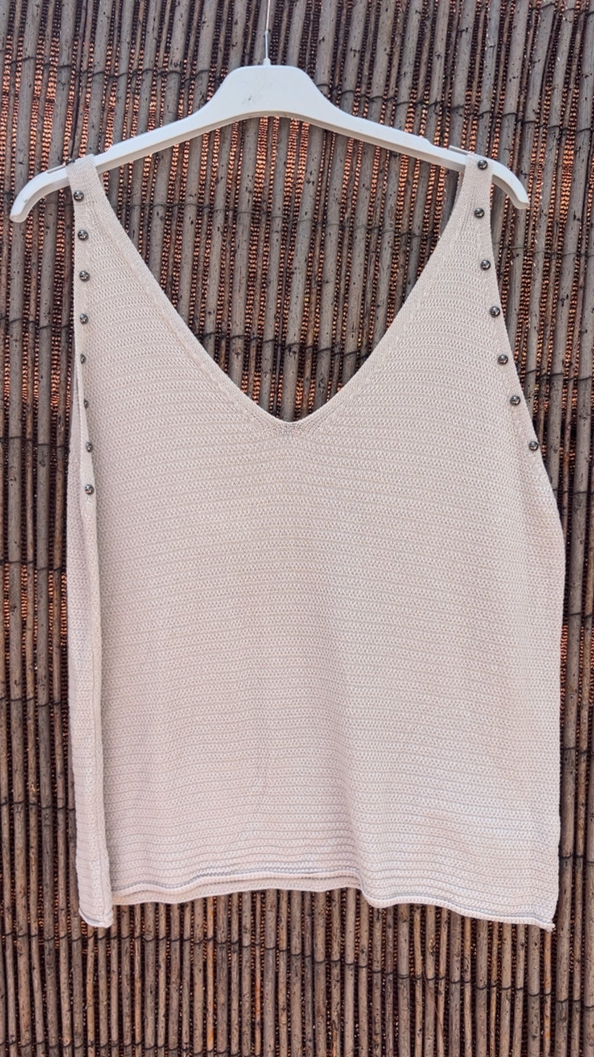Top beige tachuelas
