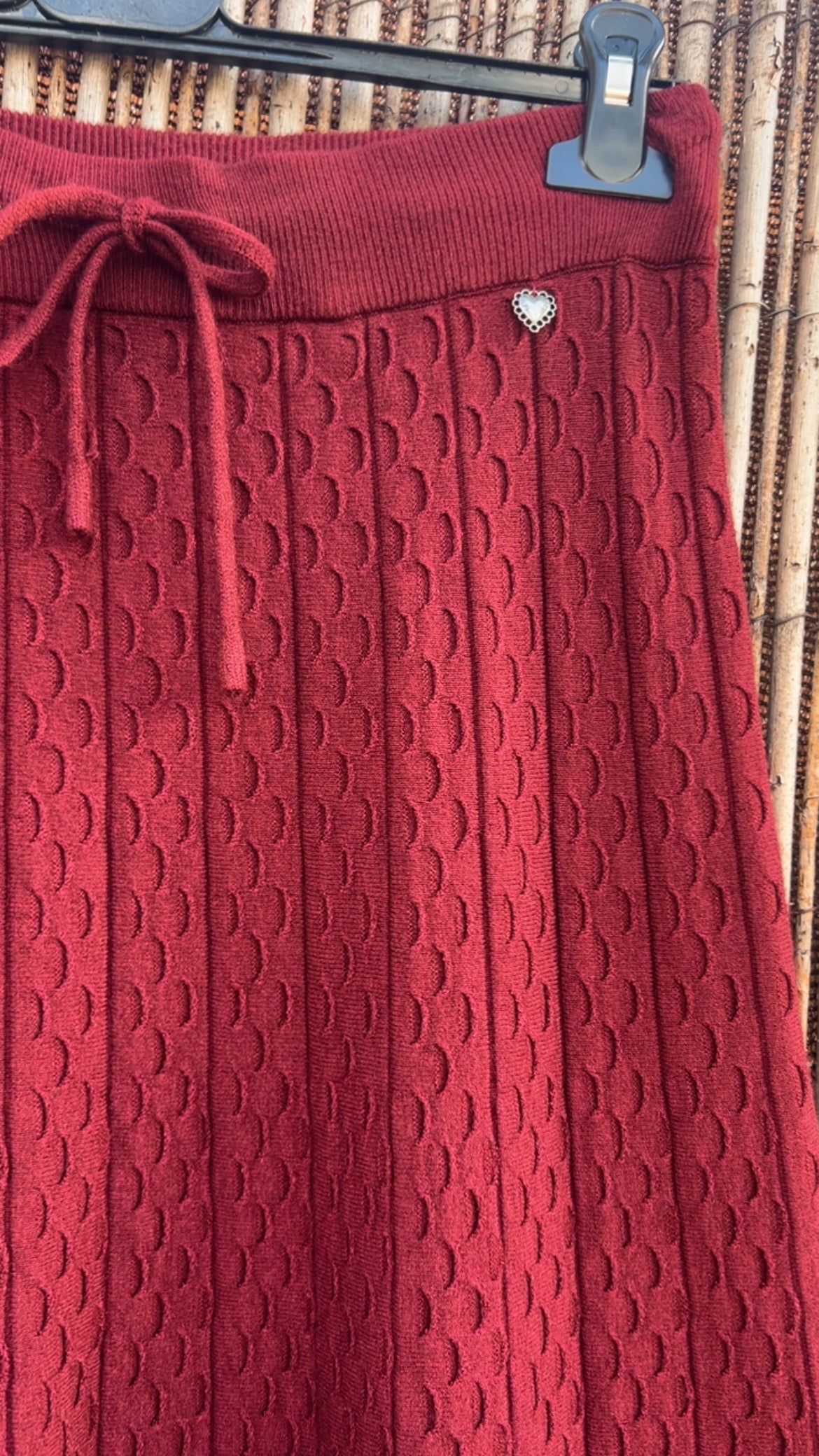 Falda granate punto detalle circulos
