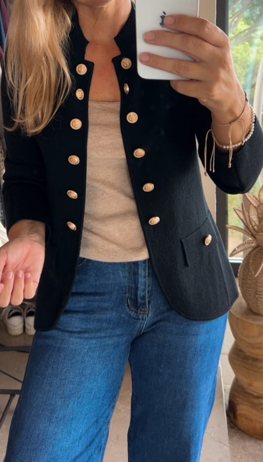 Chaqueta negra botones