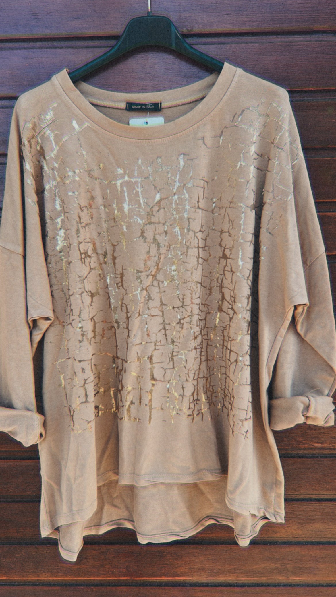 Camiseta marrón con detalles dorados