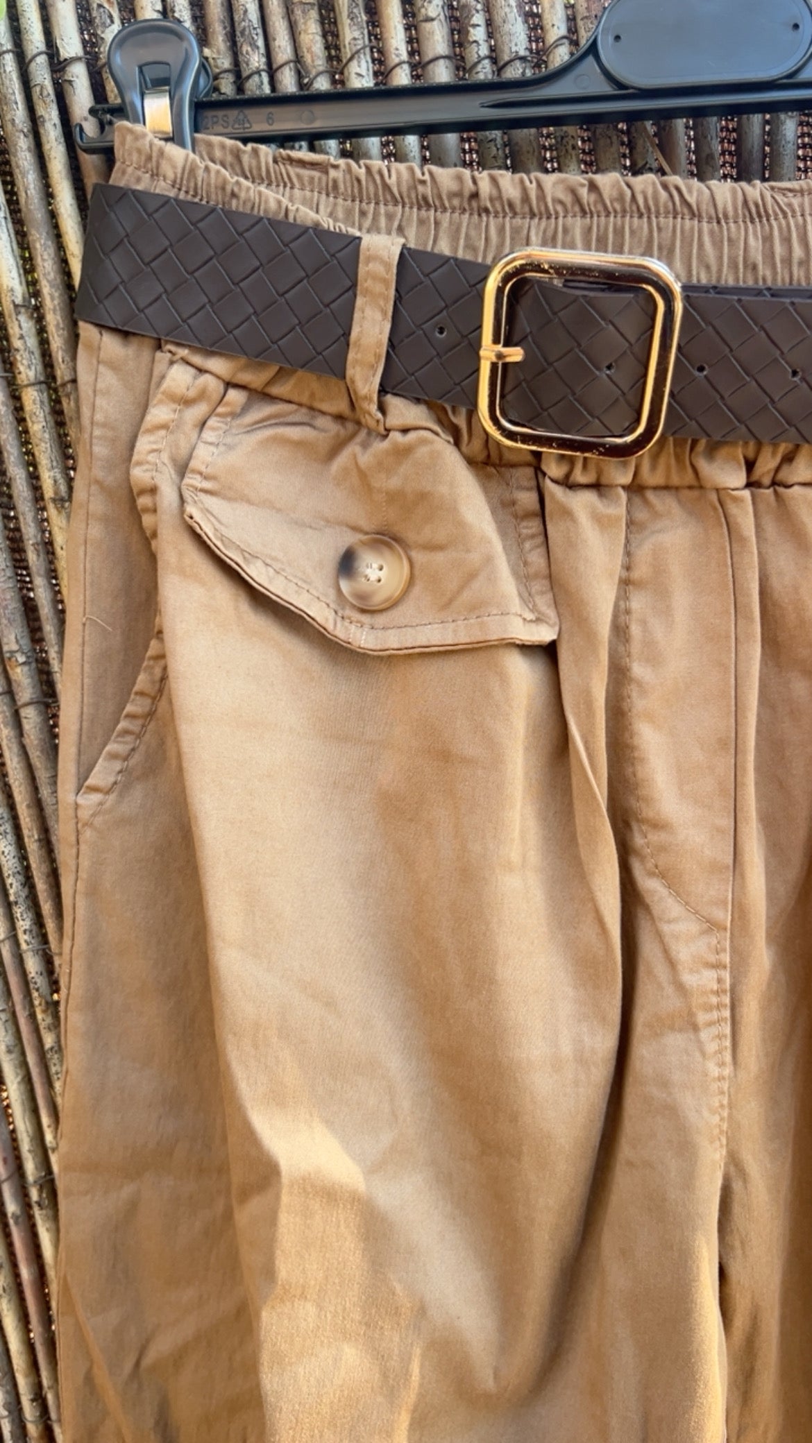Jogger camel detalle bolsillo