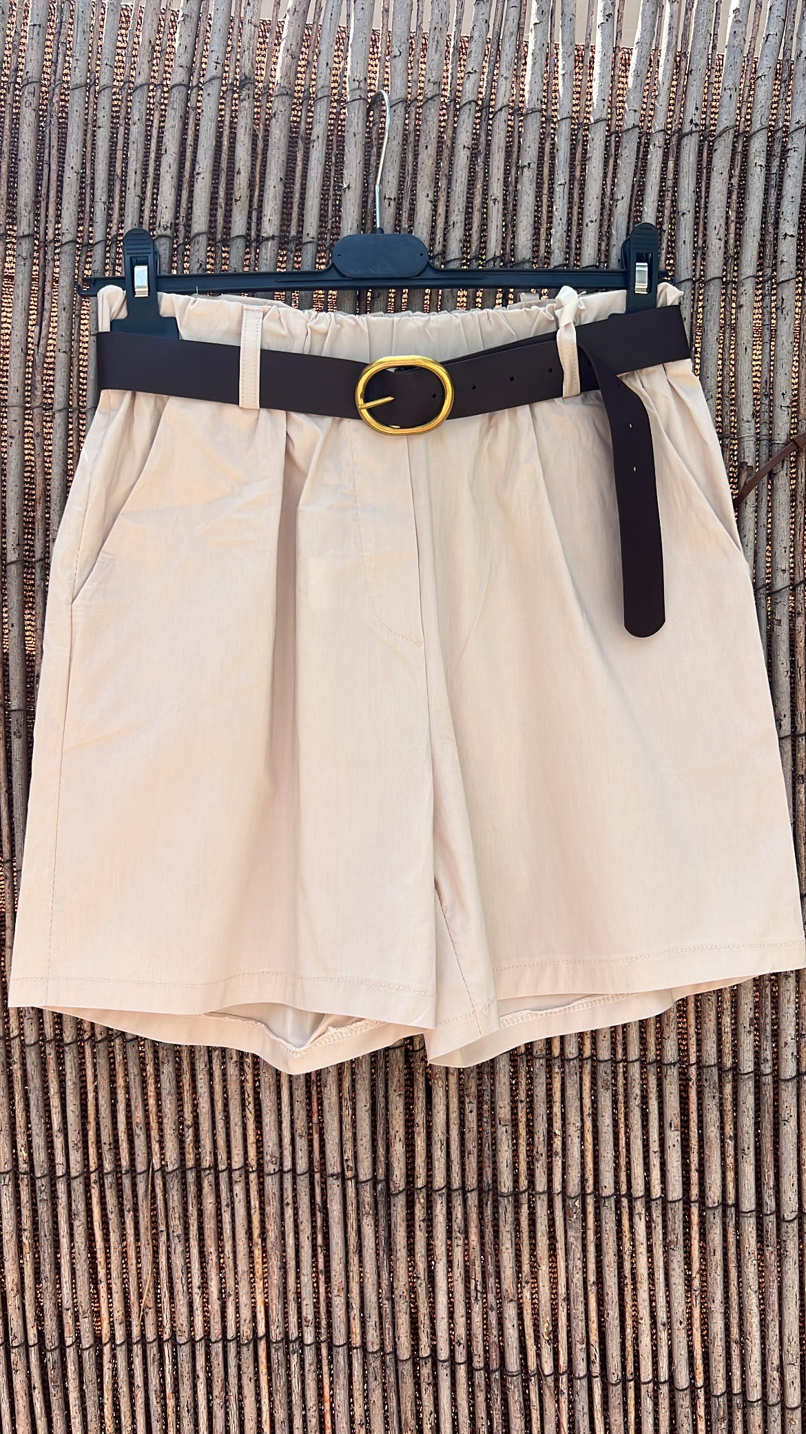 Bermuda corta beige