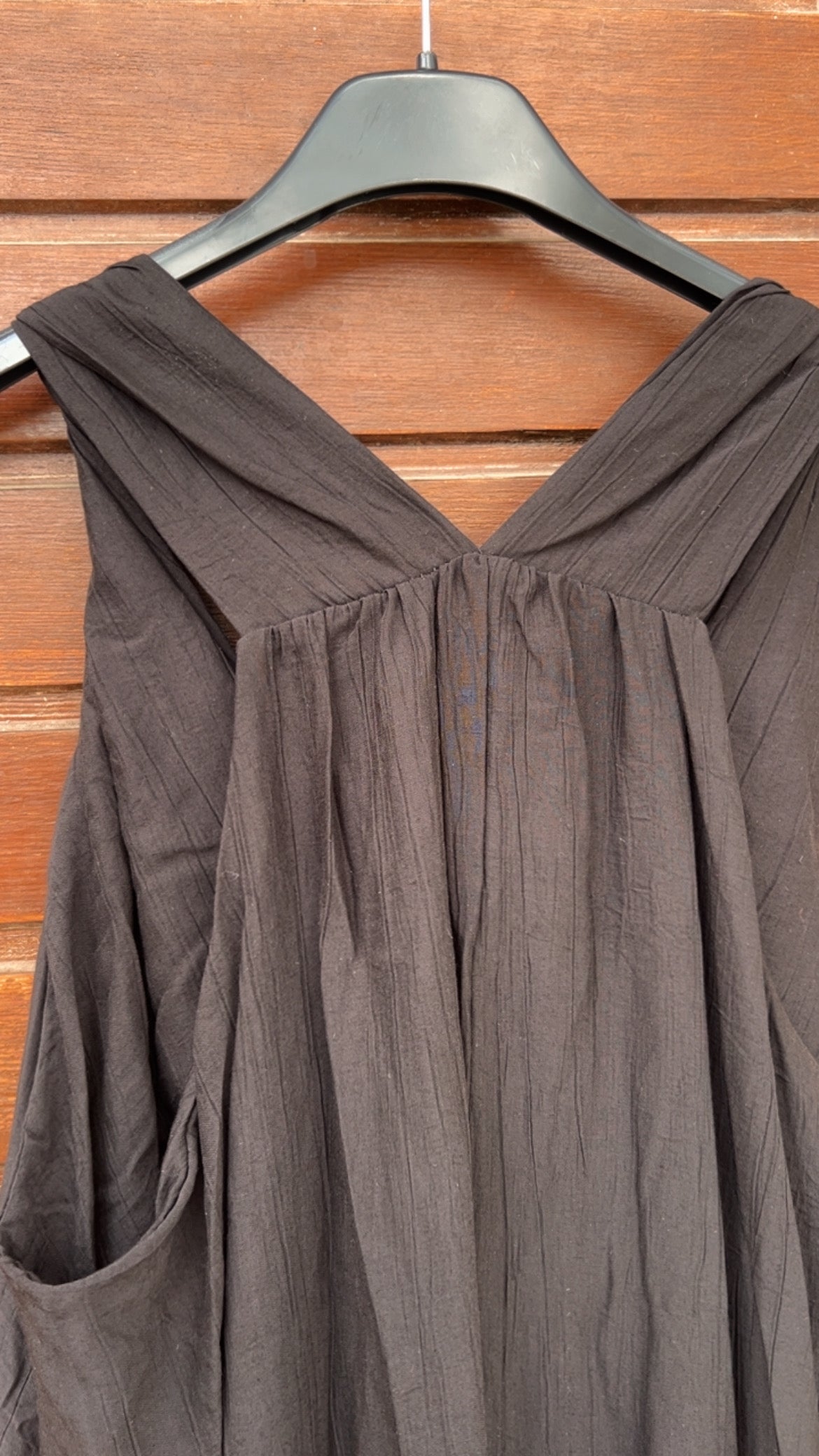 Vestido negro arrugado tirante