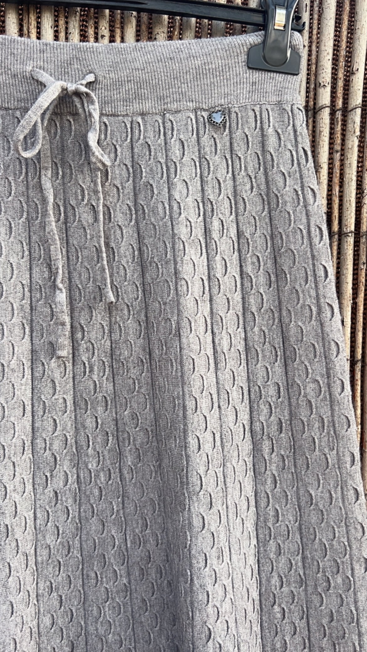 Falda gris punto detalle circulos