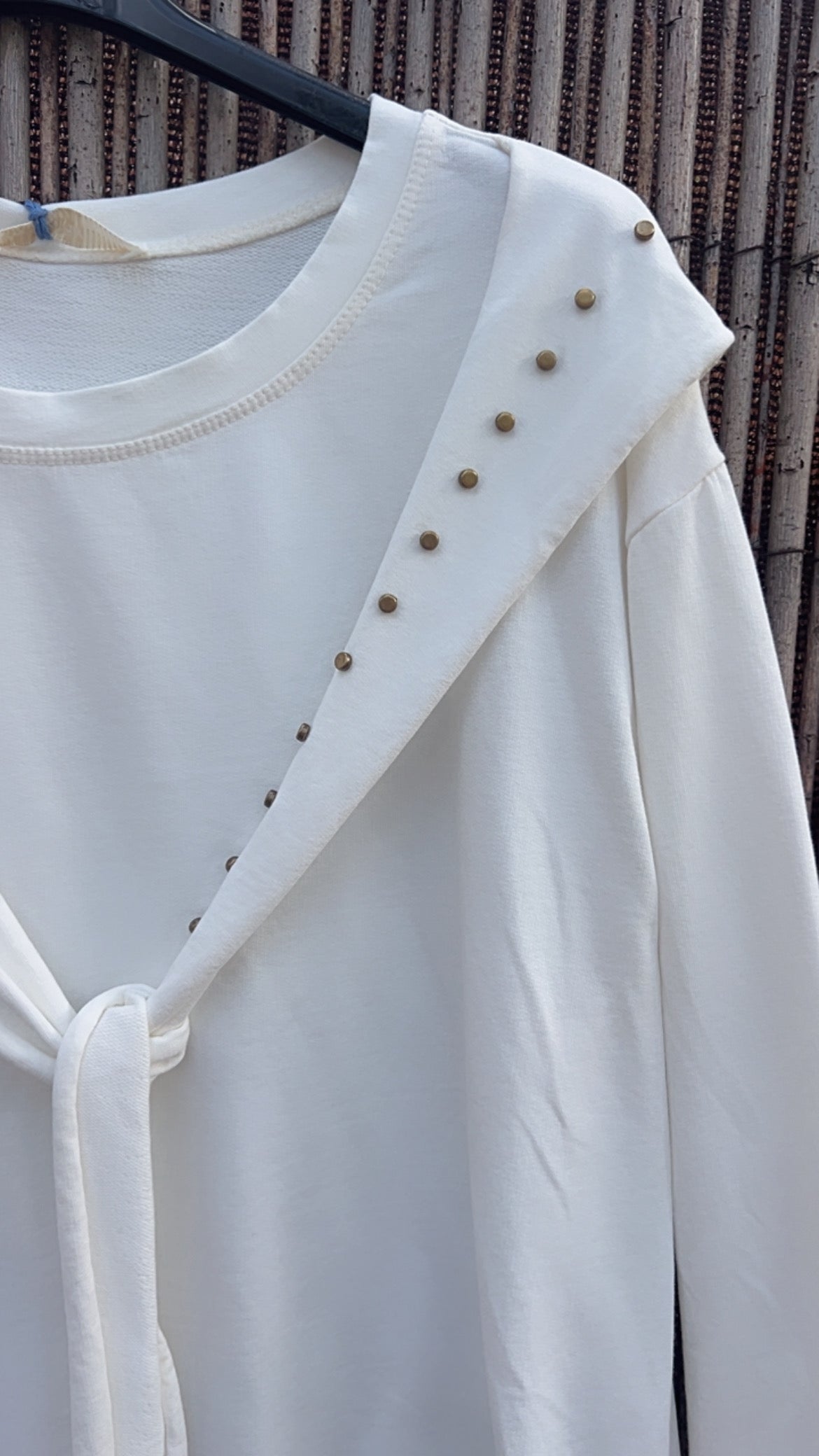 Sudadera tachuelas blanaca