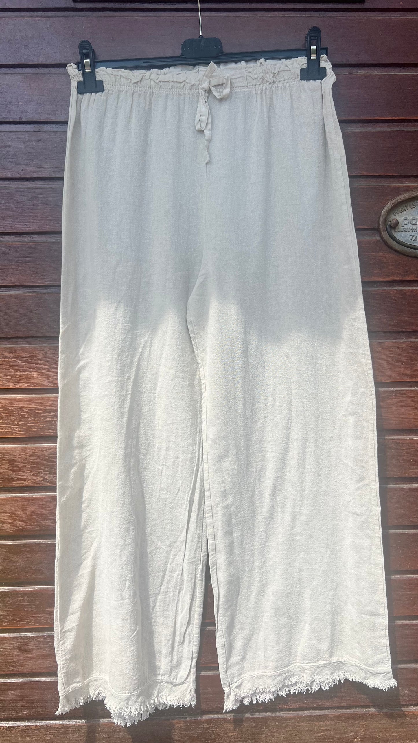 Pantalón beige flecos