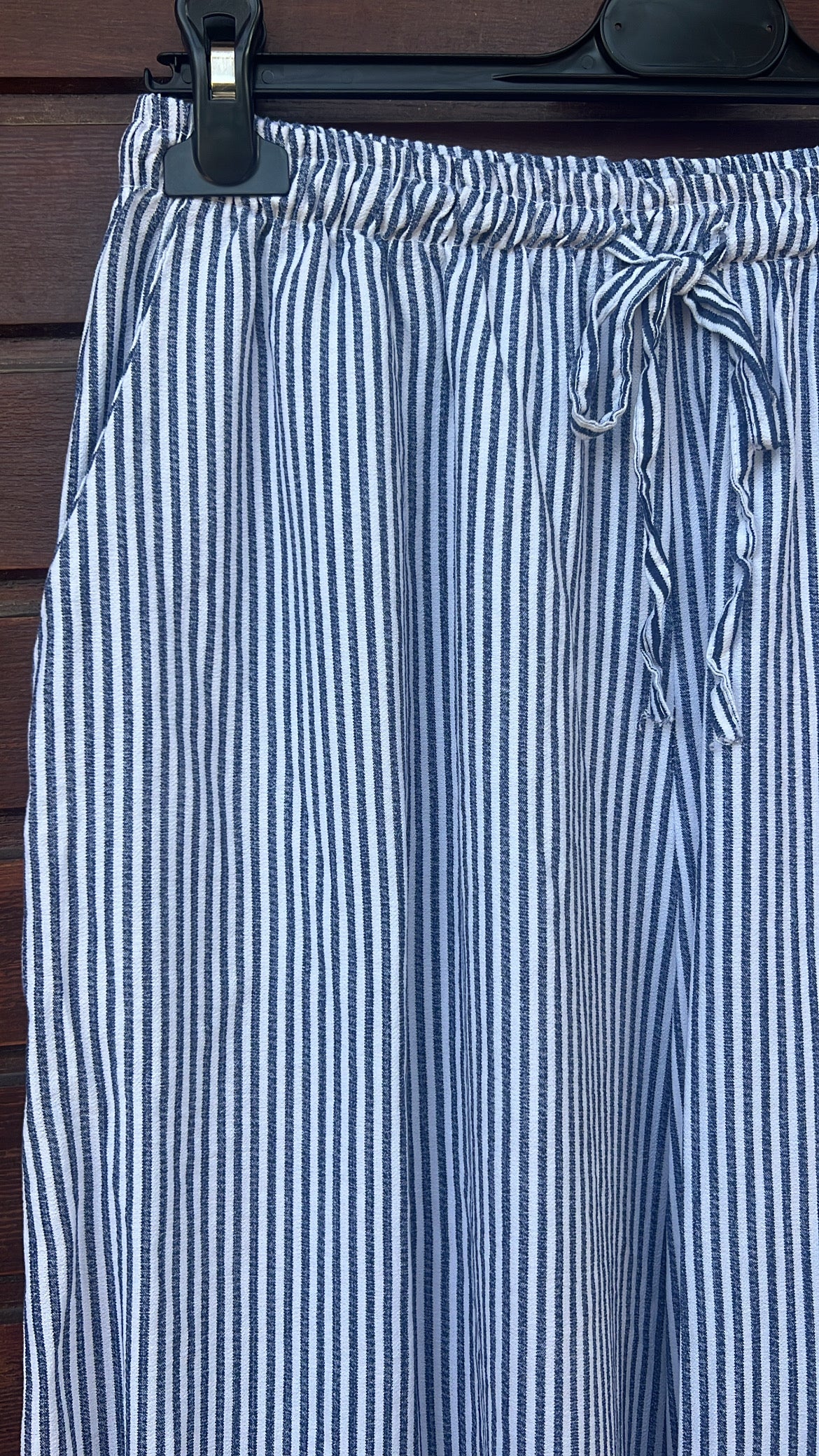 Pantalón bombacho blanco y marino