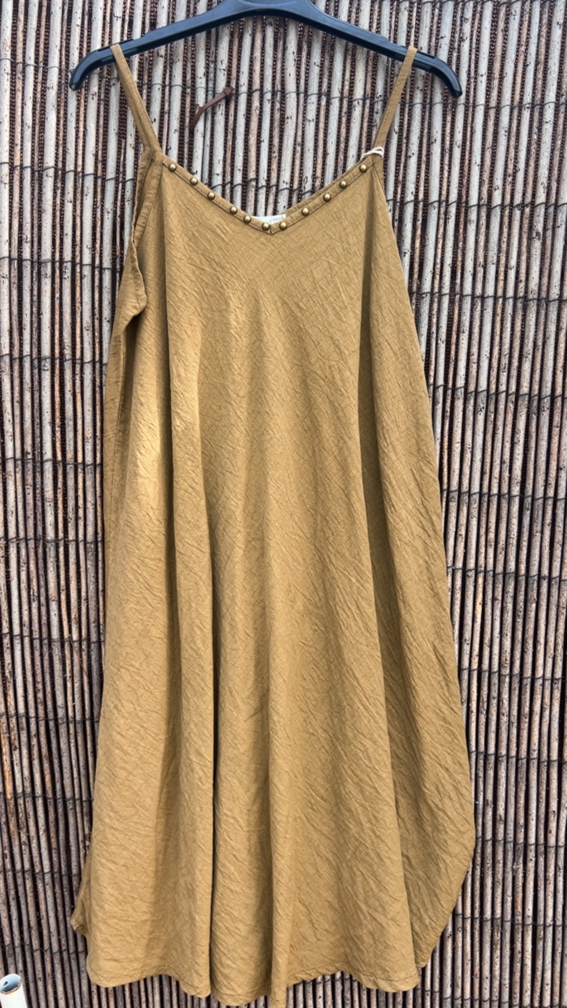 Vestido tachuelas camel verdoso