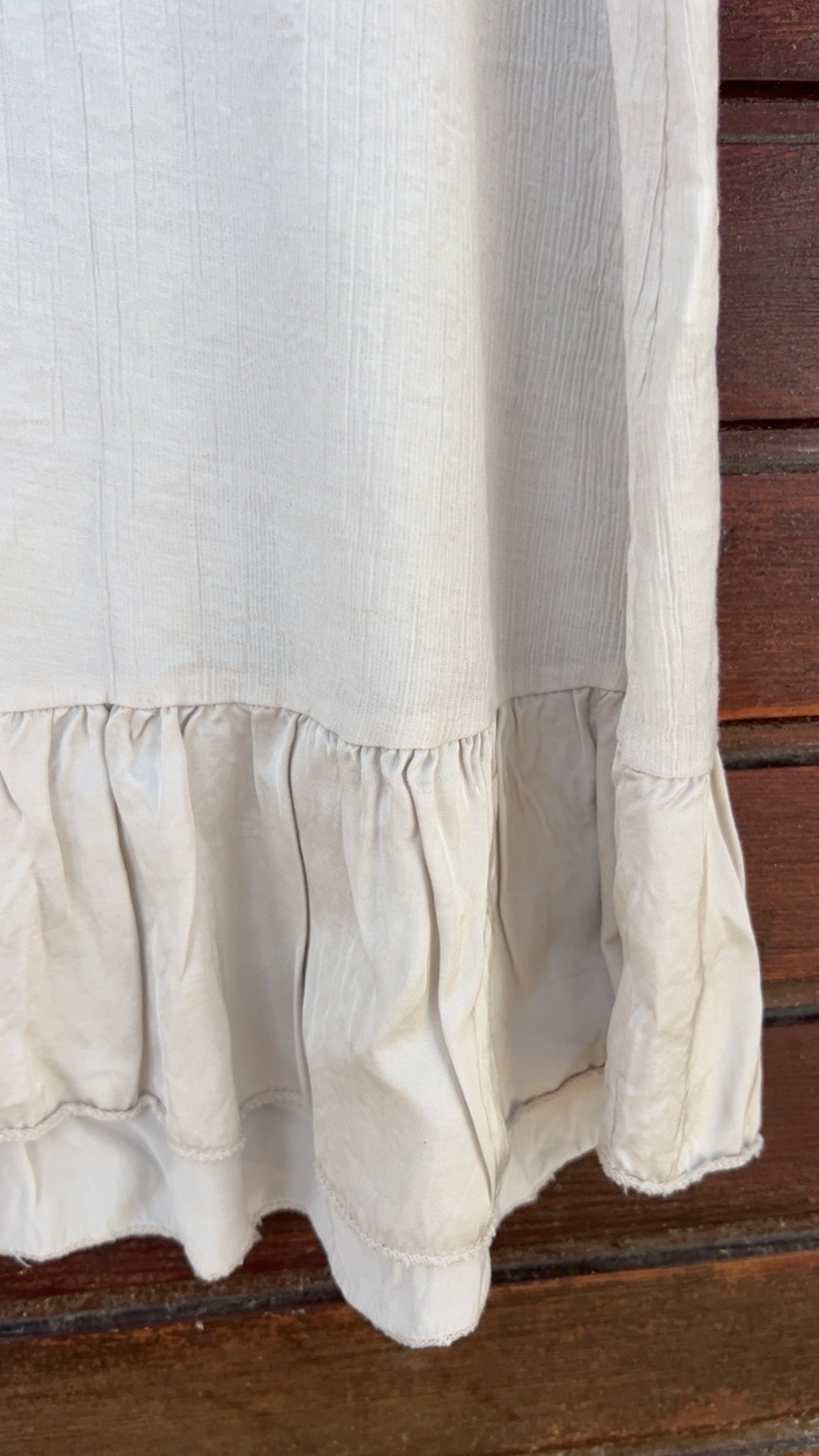 Vestido bambula beige detalle satinado