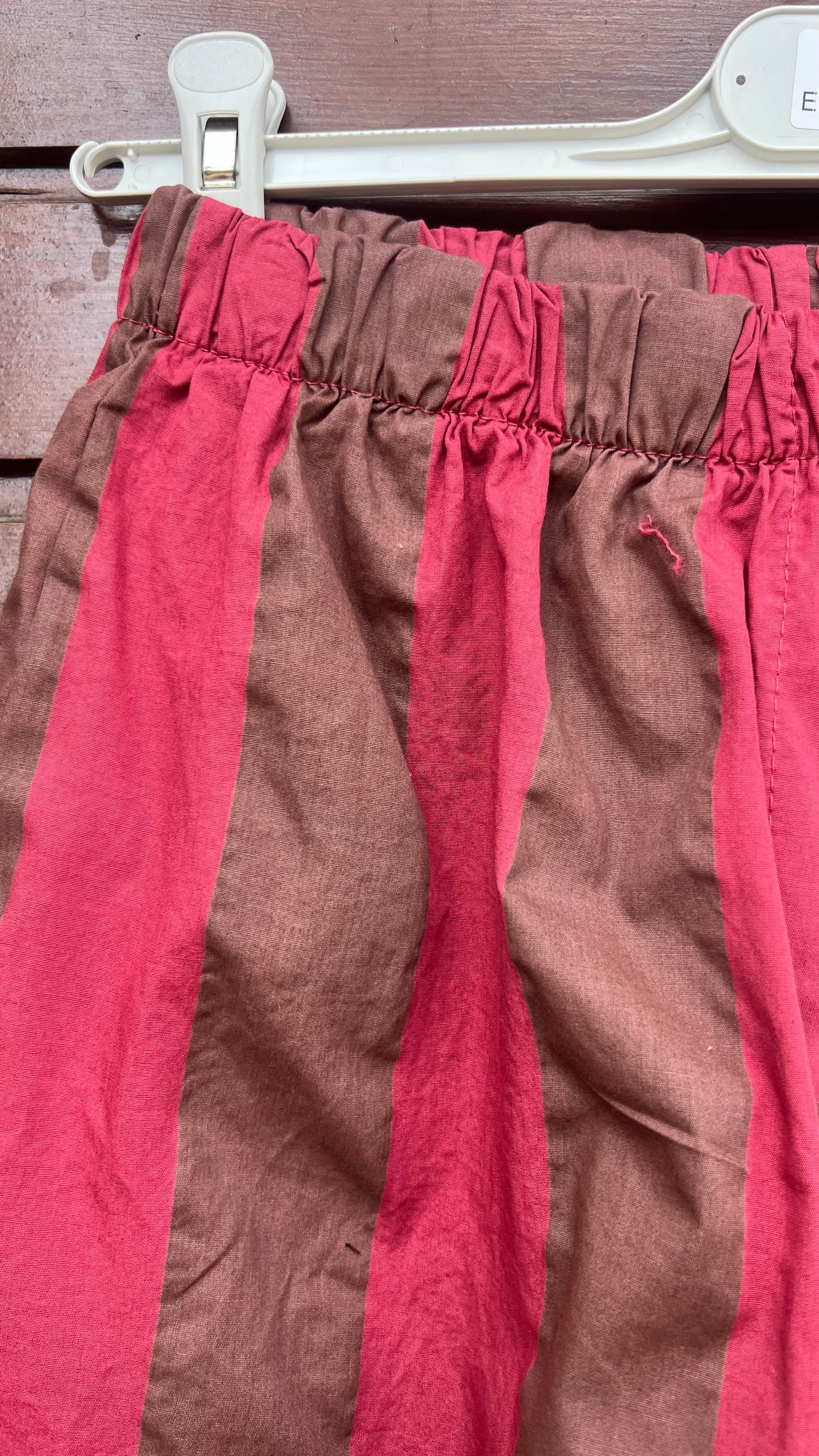 Pantalón rayas granate