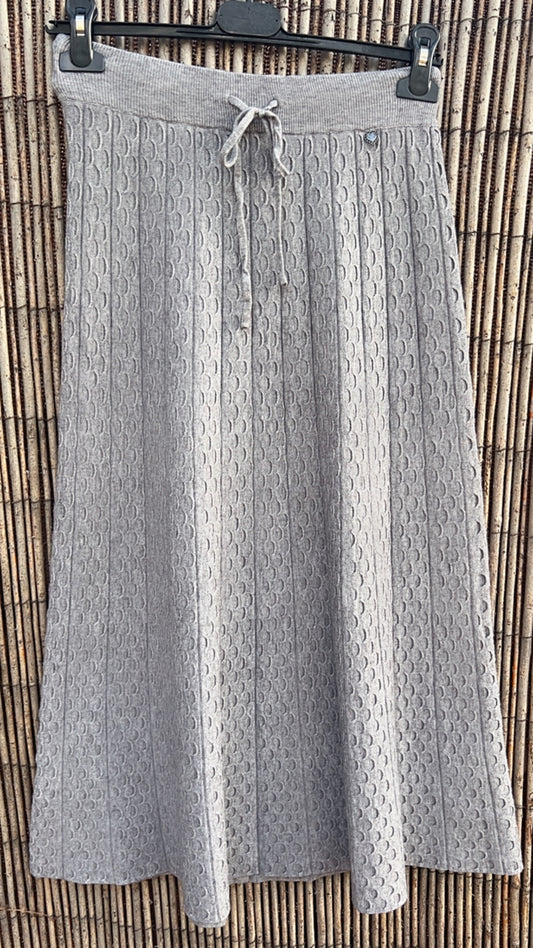 Falda gris punto detalle circulos