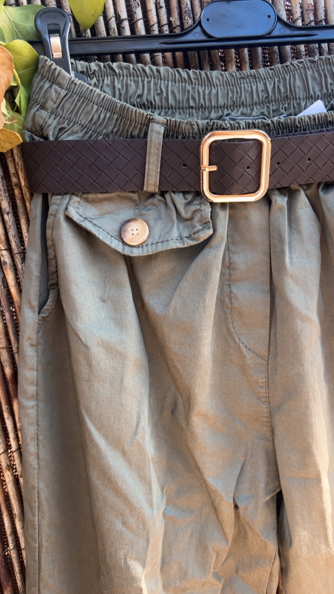 Jogger caki detalle bolsillo