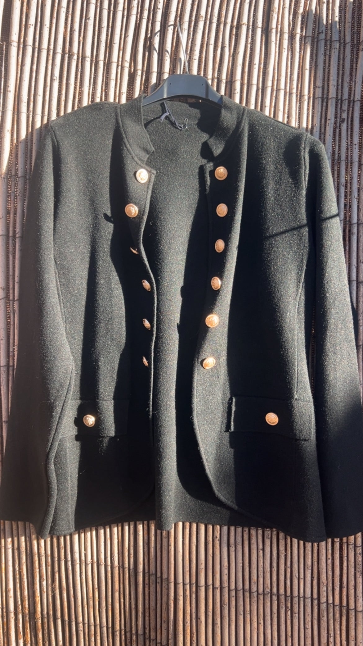 Chaqueta negra botones
