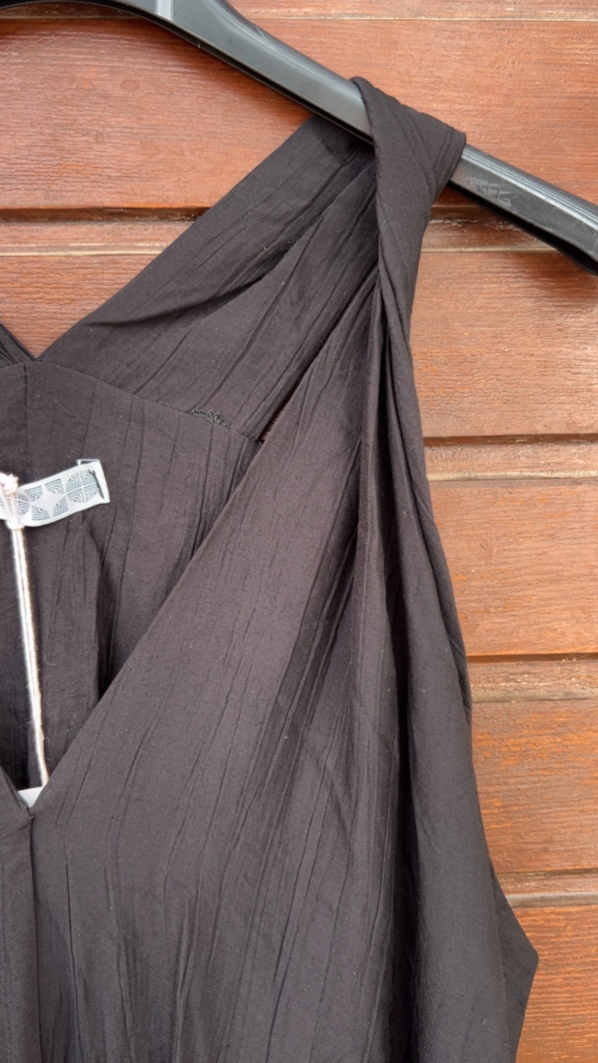 Vestido negro arrugado tirante