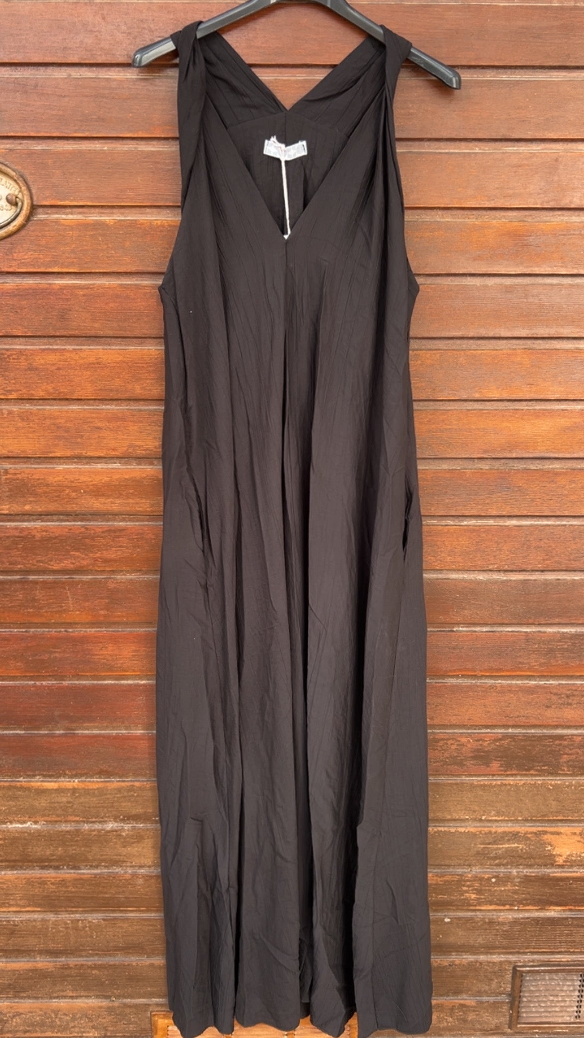 Vestido negro arrugado tirante
