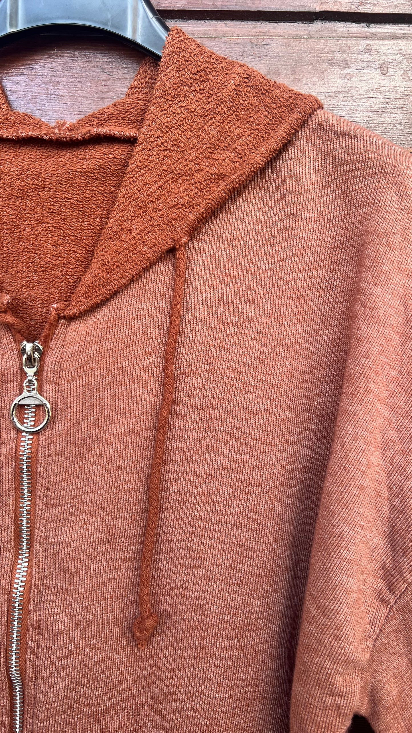 Sudadera camel con cremallera